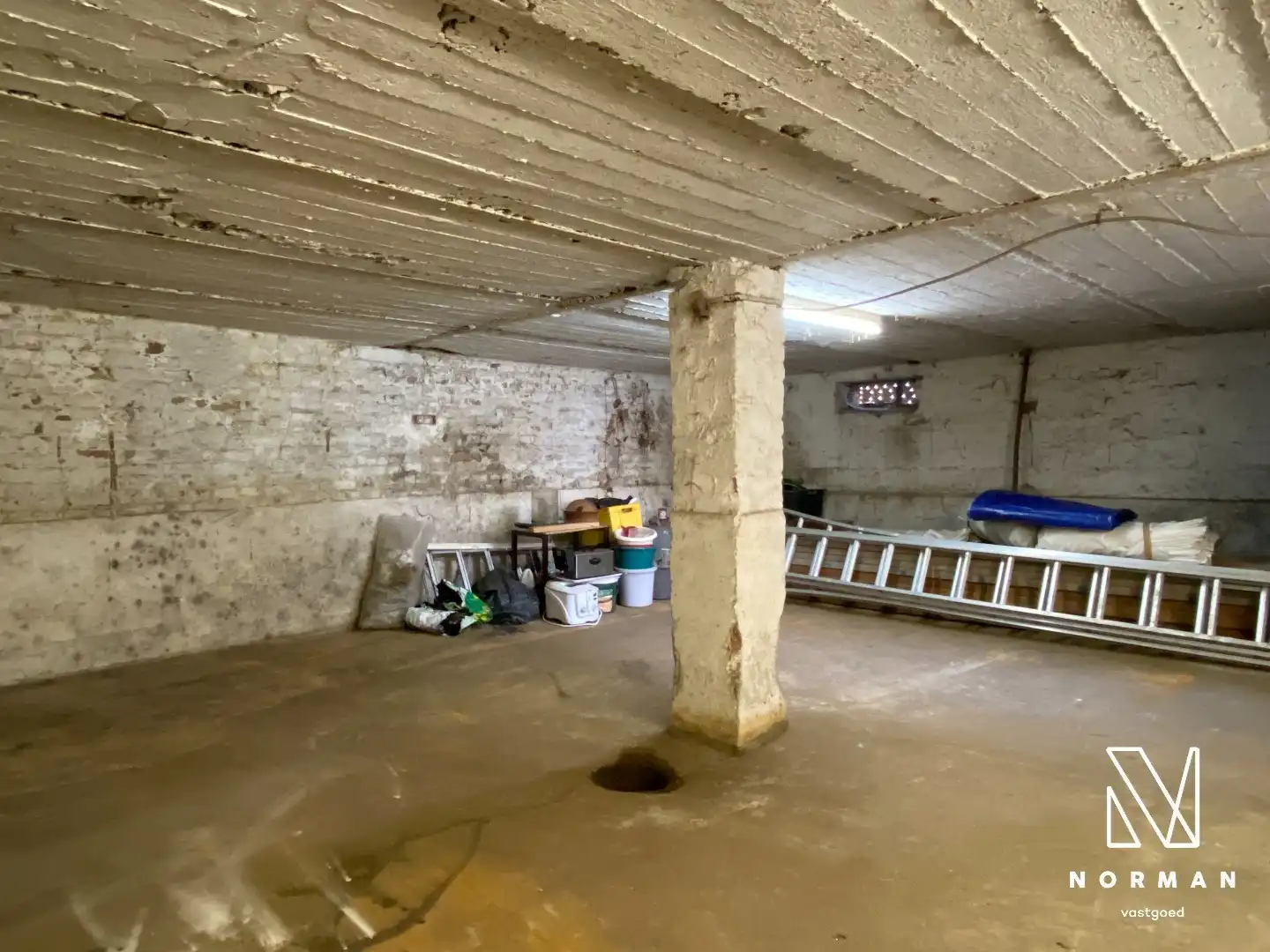 Halfopen woning met 3 slaapkamers, bijgebouw/atelier en grote voorkamer voor eventuele handelszaak foto 17