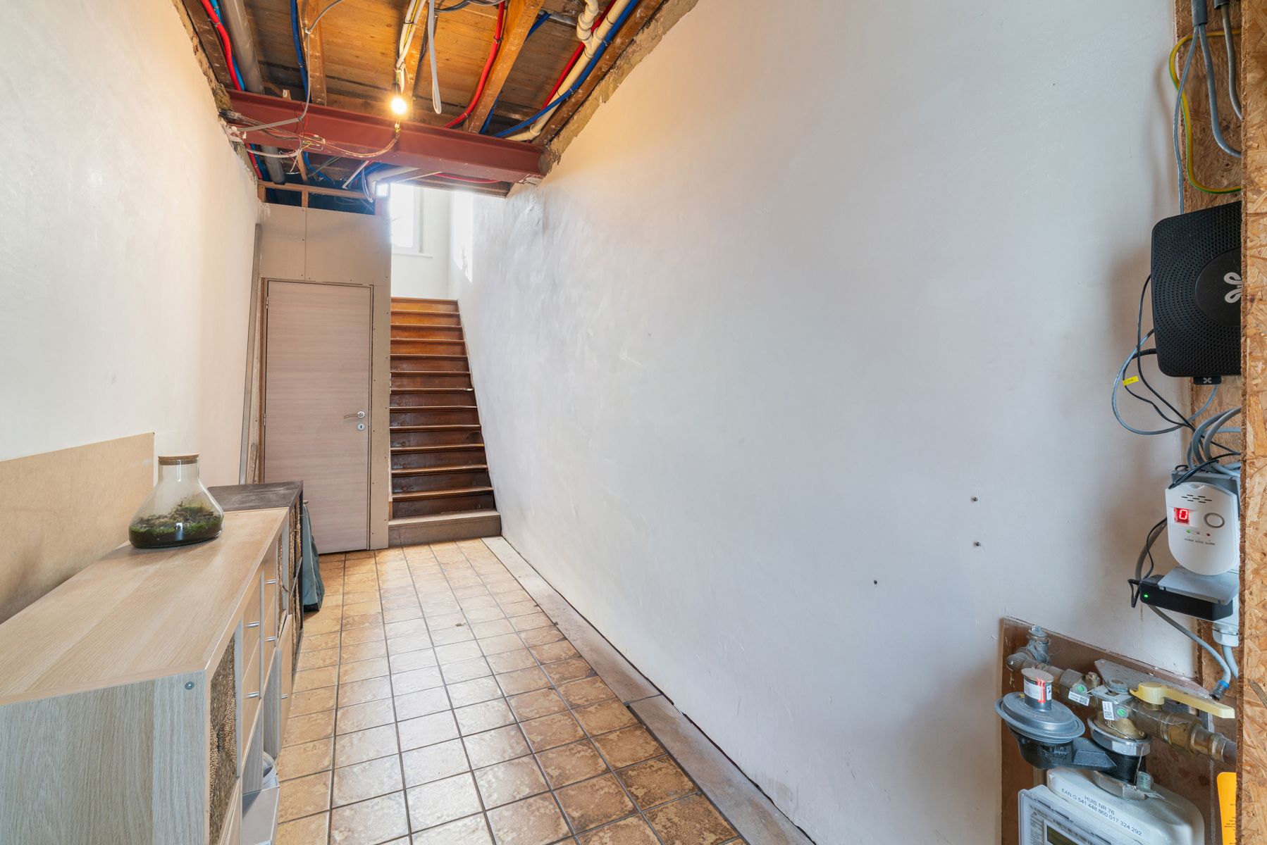 TE KOOP - deels gerenoveerde woning met 4 slaapkamers foto 8