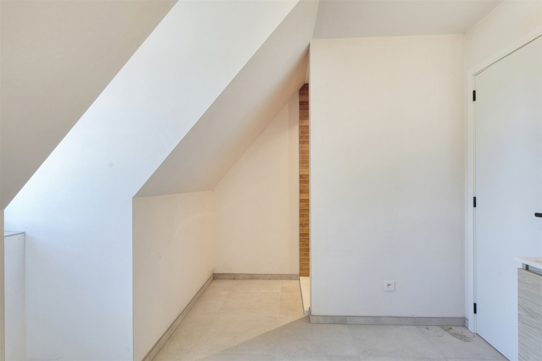 Zeer ruime nieuwbouwwoning gelegen op een groot zonnig perceel foto 9