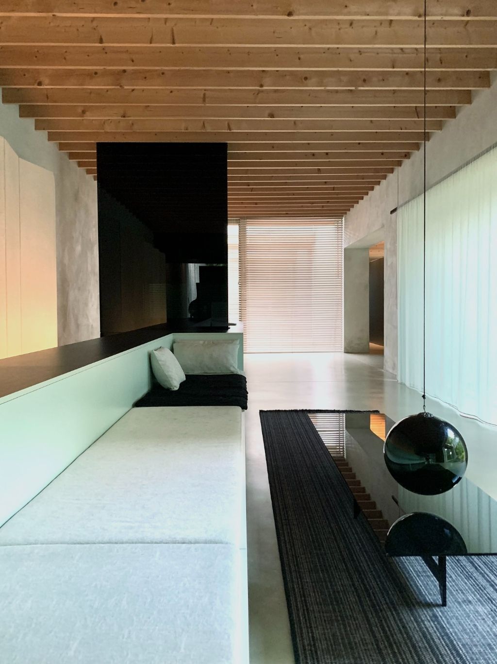 Architecturale laagbouwvilla met binnenzwembad en unieke beleving met het omliggende landschap. foto 5