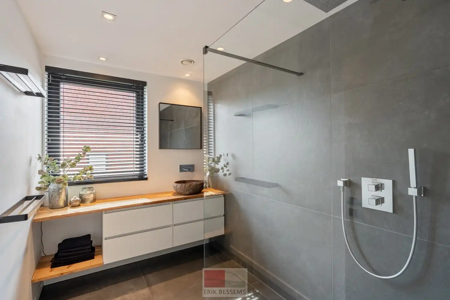 Op een royaal perceel van circa 910 m² ligt deze moderne en energiezuinige woning van circa 177 m² bewoonbare oppervlakte, met een weids panorama over het Limburgse Heuvelland. foto 21
