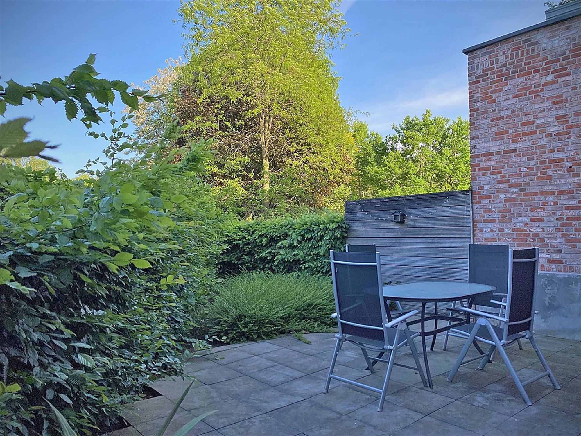 Gelijkvloers APPARTEMENT met 3 slpks, terras, kelderberging en overdekte autostaanplaats foto 5