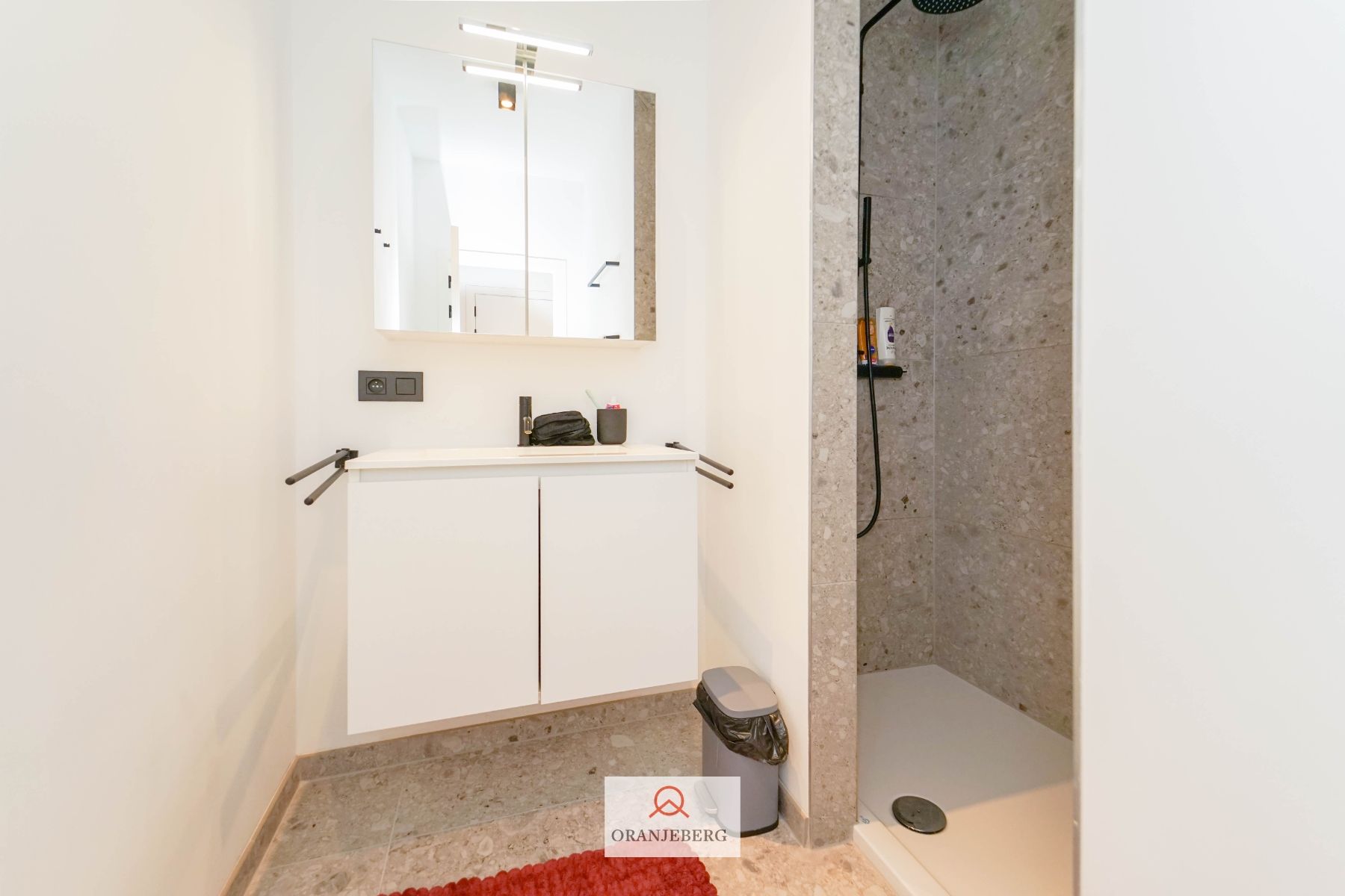 Lichtrijk en gerenoveerd 2 slpk appartement met terras foto 14