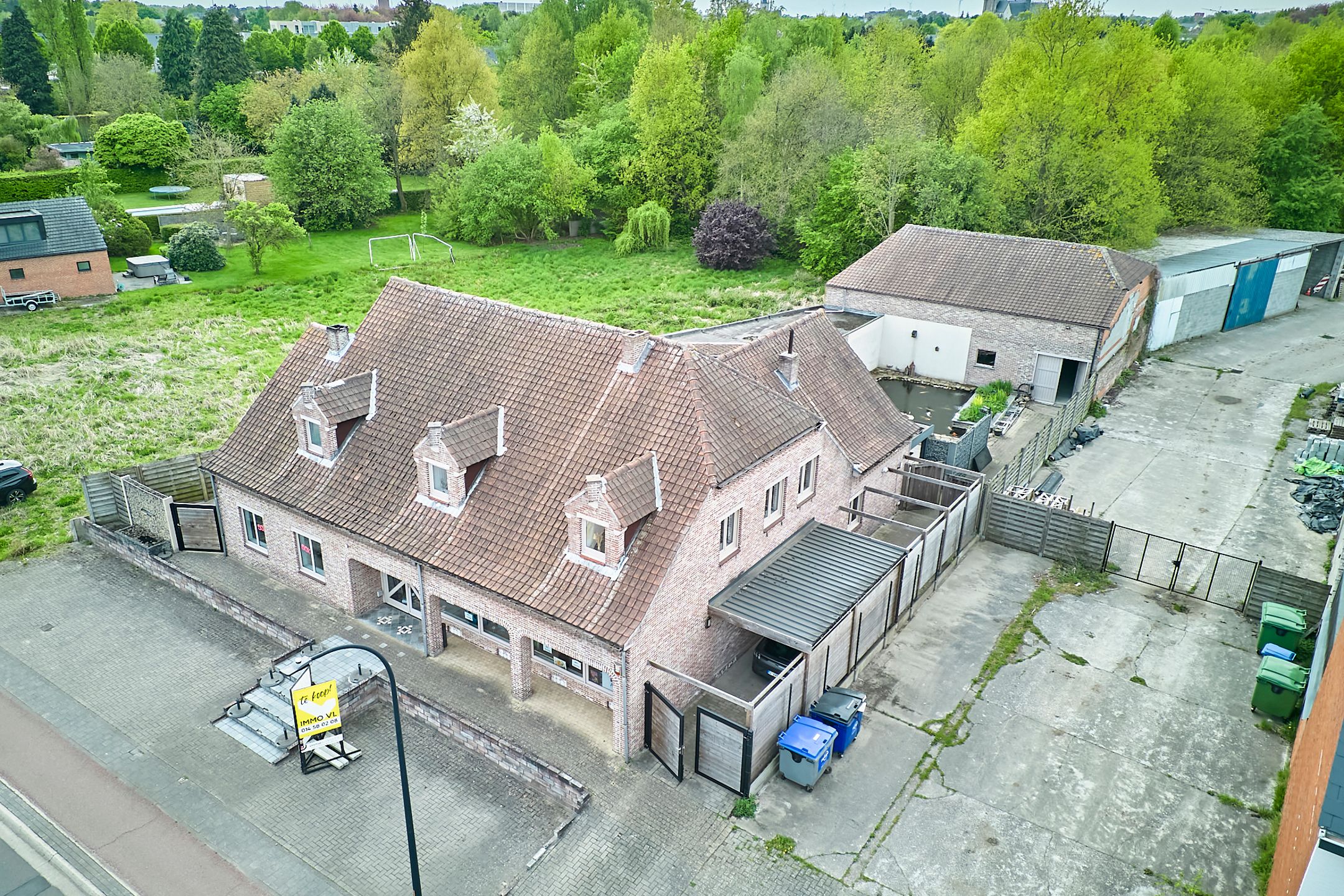 Ruim handelspand met woonst (3slpk)- zwemvijver  - diverse mogelijkheden !  foto 2