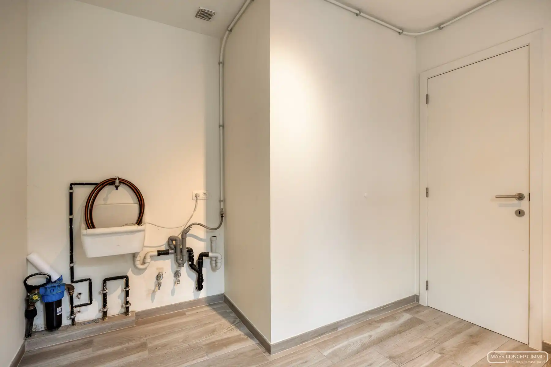 Instapklare, gerenoveerde woning met ruime garage in hartje Kortrijk foto 4