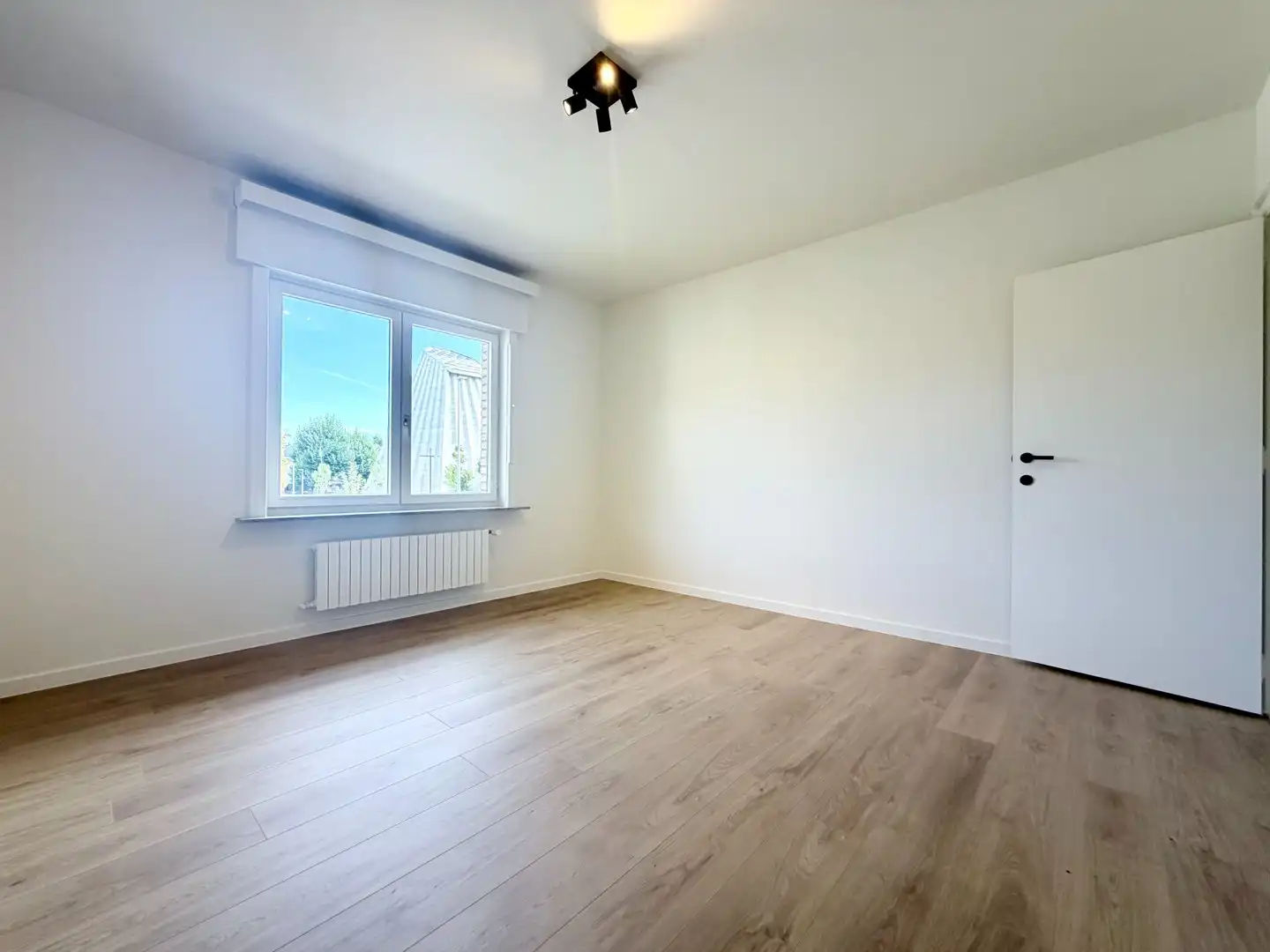 Volledig gerenoveerd pareltje met prachtig zicht op het pleintje! foto 13