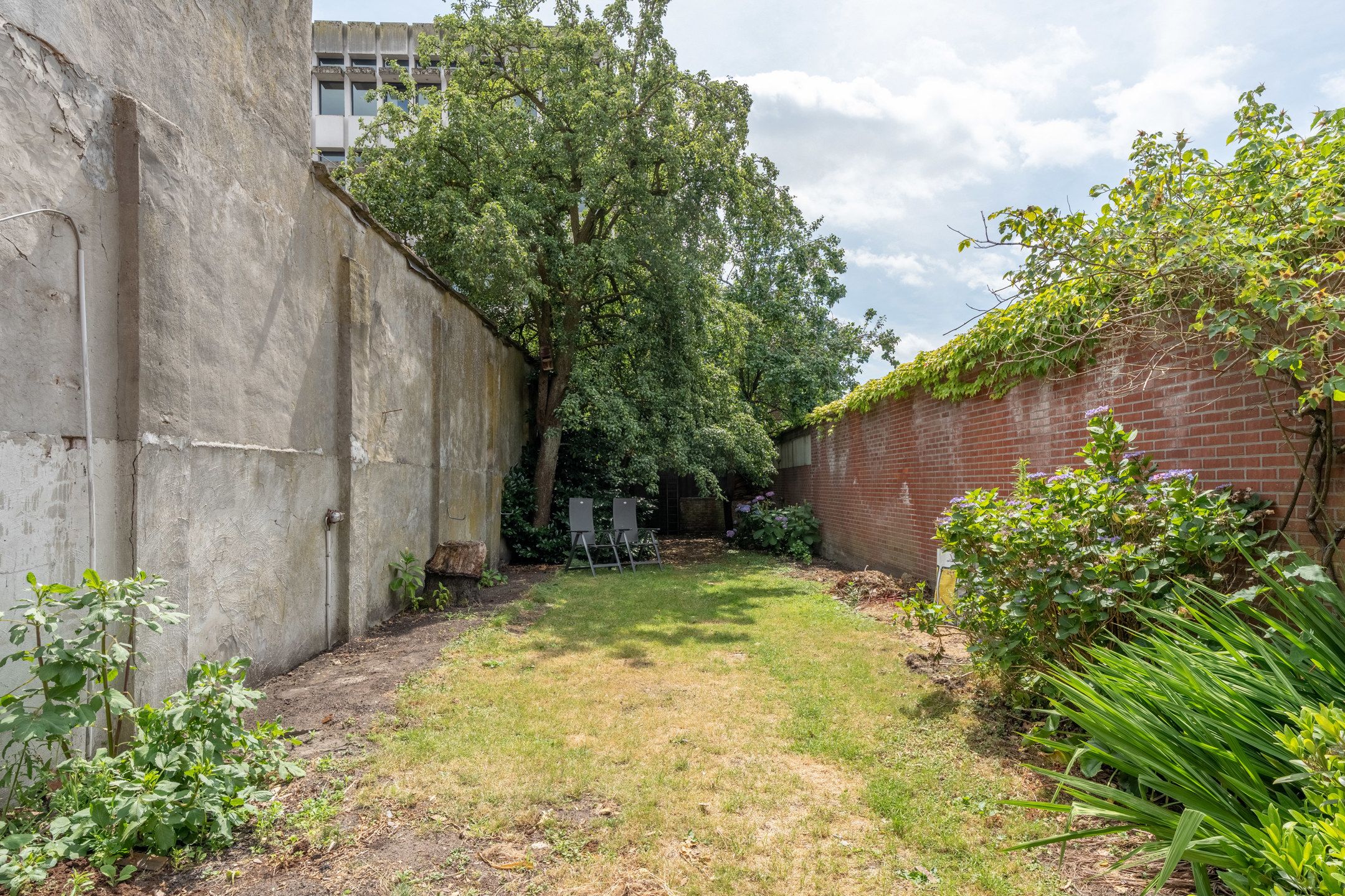 Te renoveren woning met toffe tuin en garage in het centrum foto 2