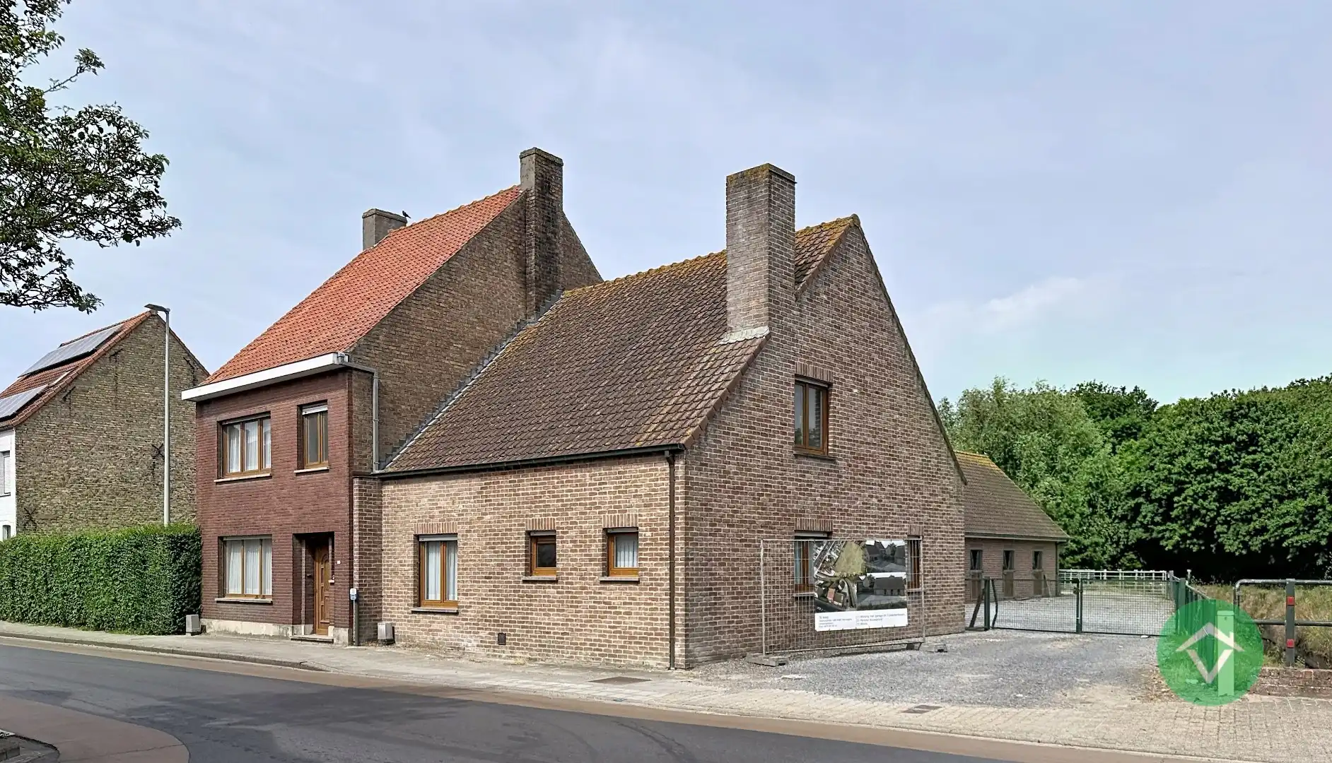 Hoofdfoto van de publicatie: Alleenstaande woning met naastliggend stuk bouwgrond en weide te Eernegem