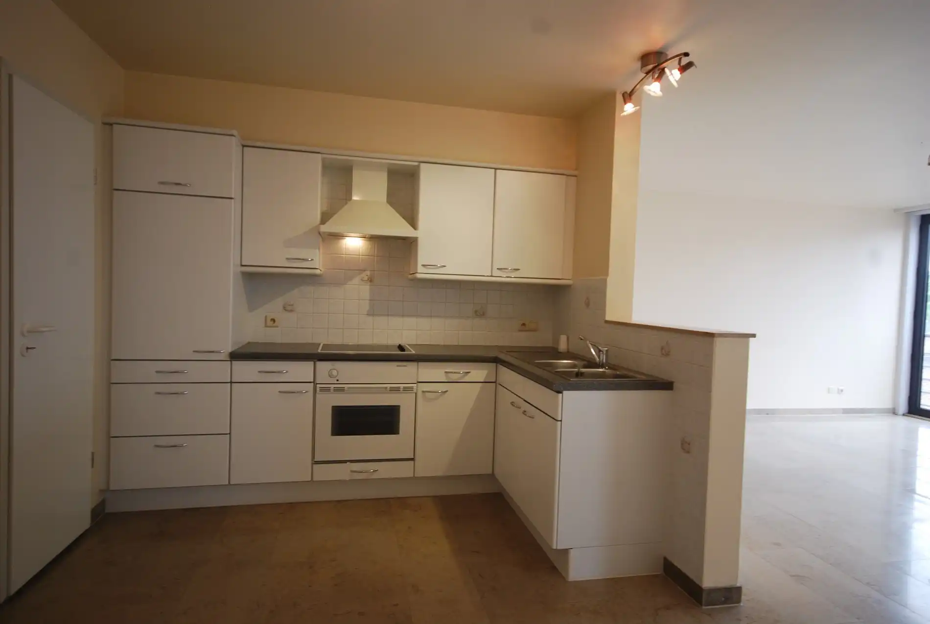 Ruim 3- slaapkamer-appartement te Rumbeke foto 4