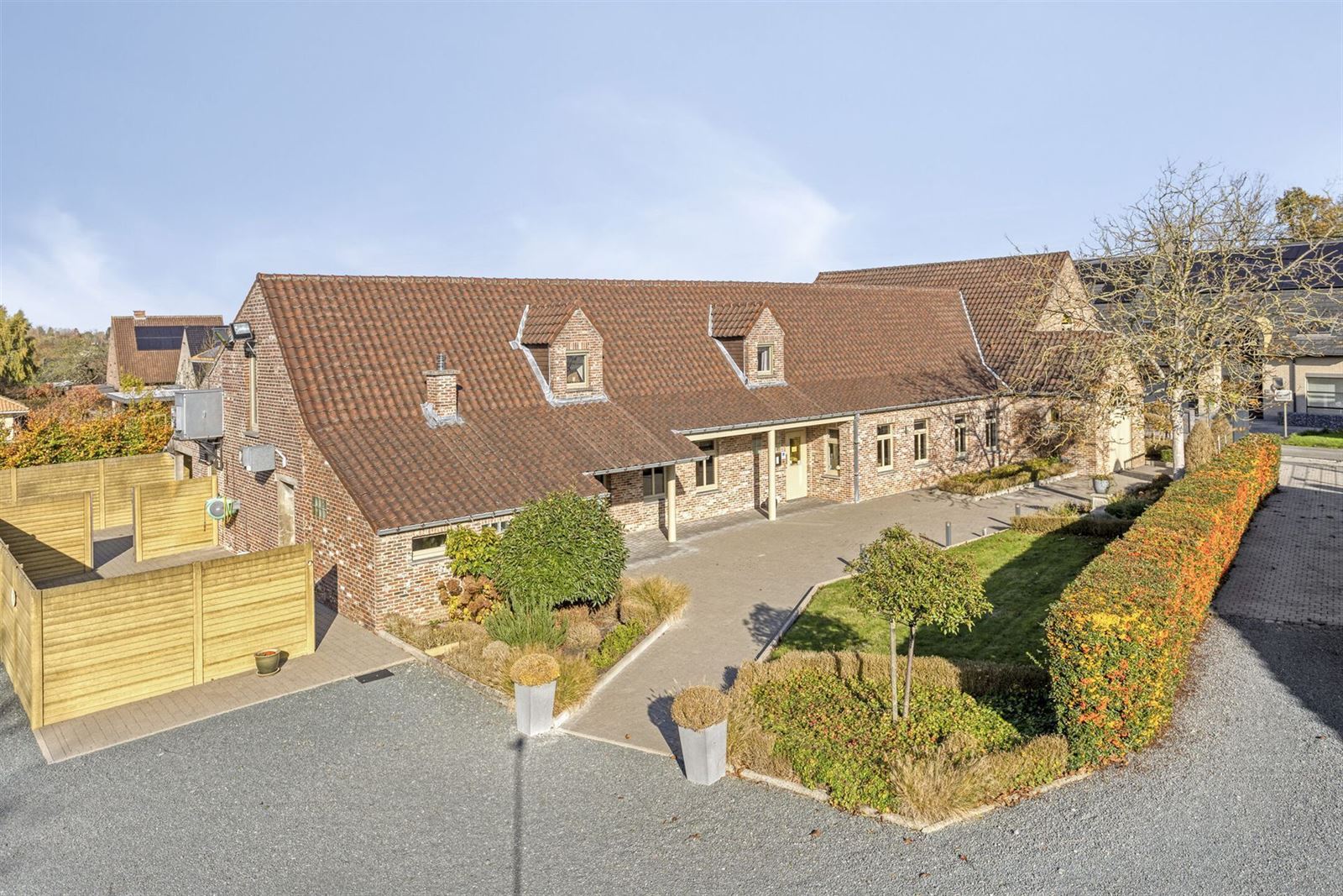 Unieke kans : Horeca met parking en instap klare woonst met 5 slaapkamers foto {{pictureIndex}}