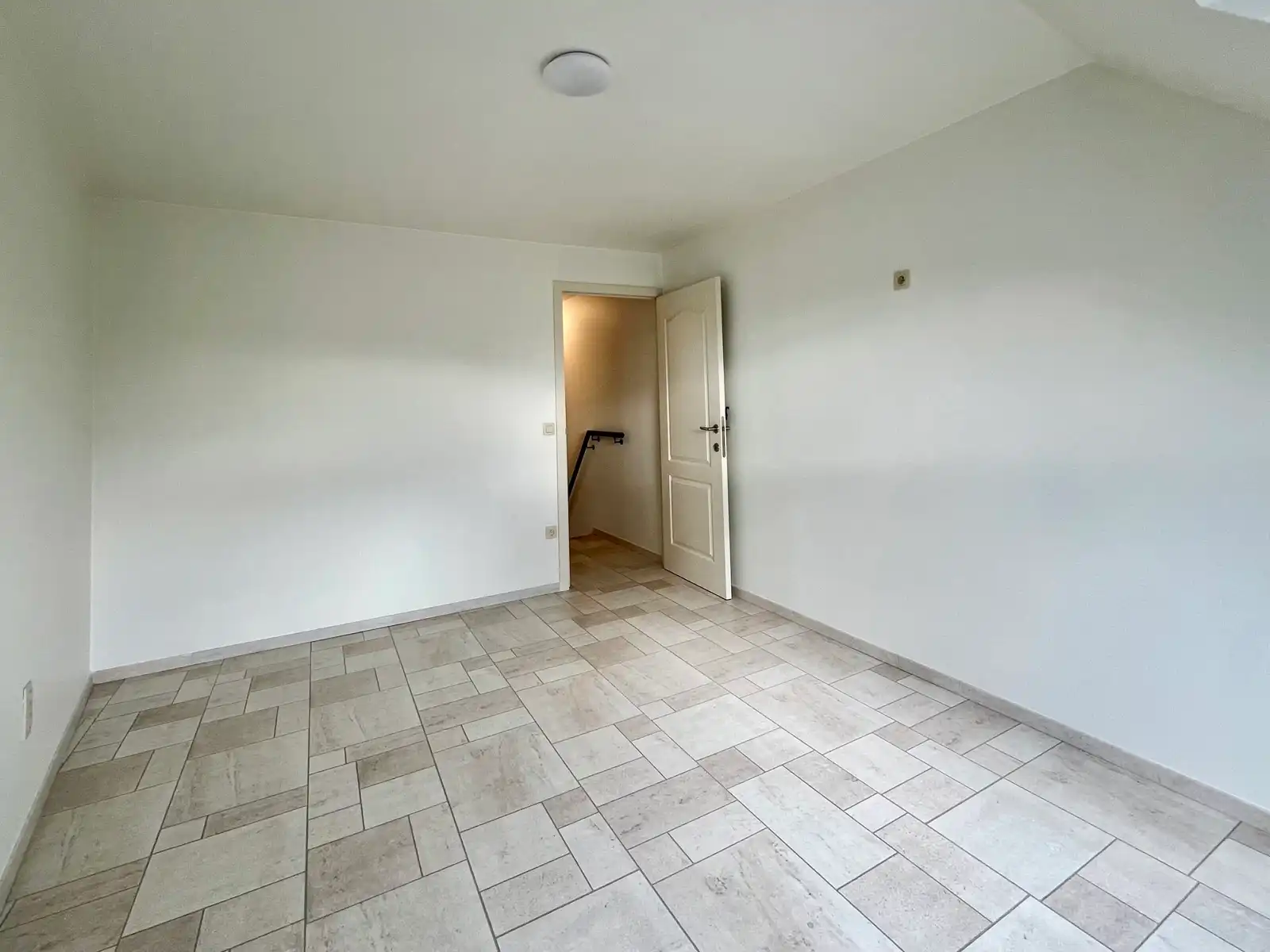 Ruime woning met 6 slk, 2 badk, 2 keukens en dubbele garage foto 28