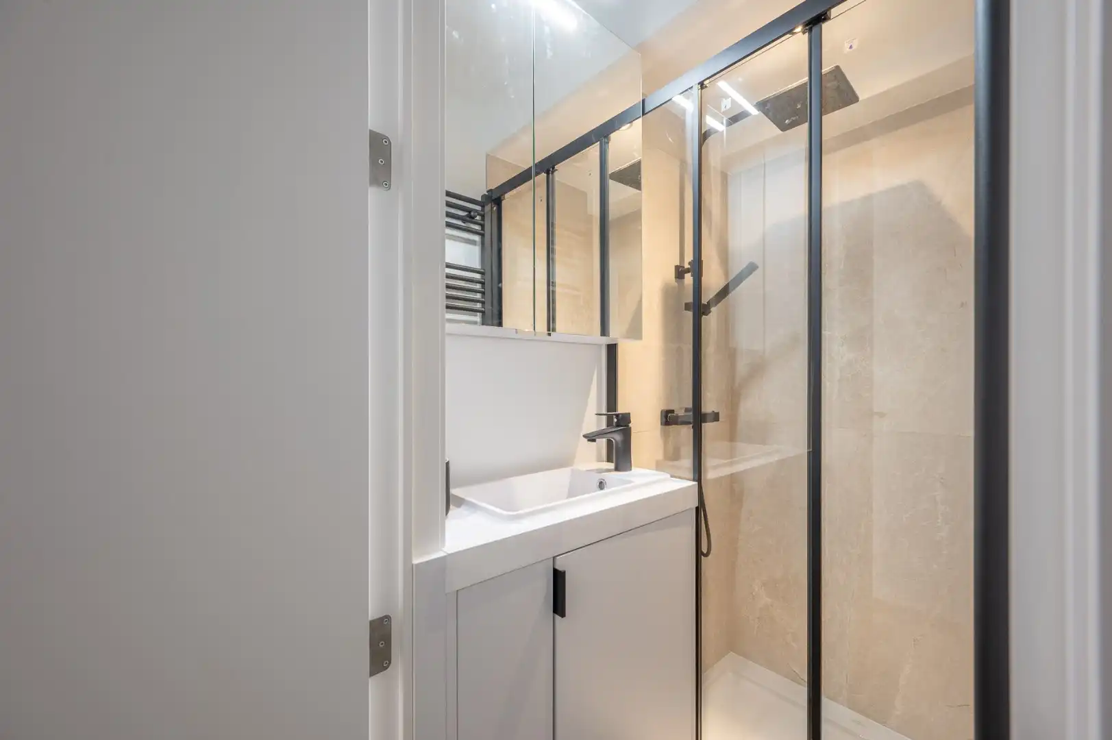 Prachtig afgewerkt appartement met twee slaapkamers en zijdelings zeezicht in Duinbergen.   foto 17