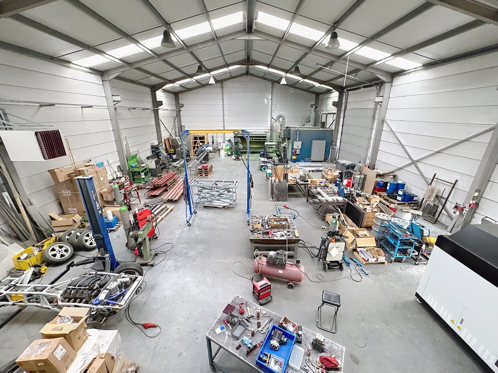 Instapklaar BEDRIJFSPAND te koop in Zedelgem, bestaande uit magazijn (480m²) met geïntegreerde kantoorruimten en grotendeels verhard buitenterrein! Op industriezone. foto 7