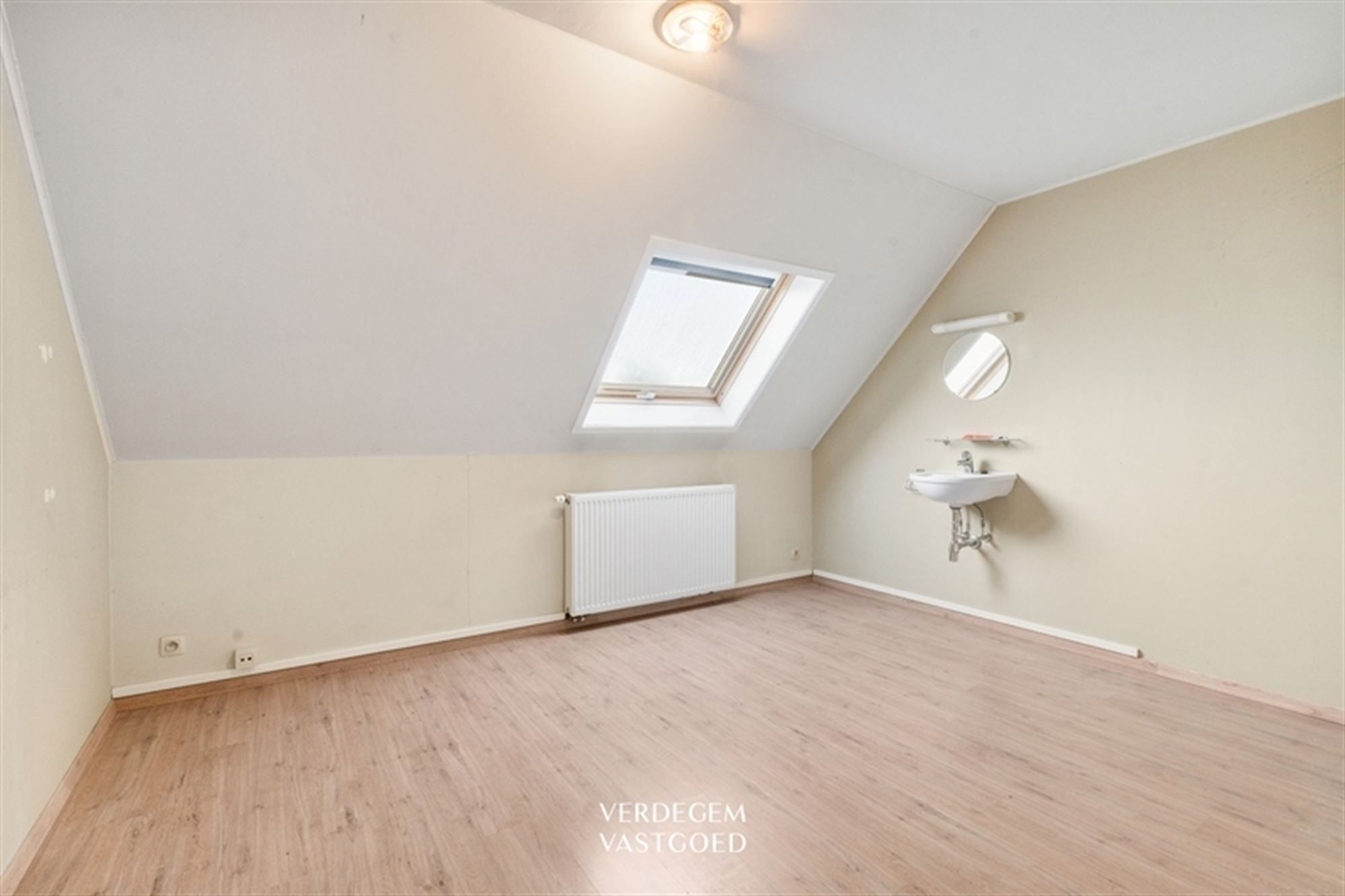 Rustig gelegen, vrijstaande woning met 6 slaapkamers op mooi perceel foto 14