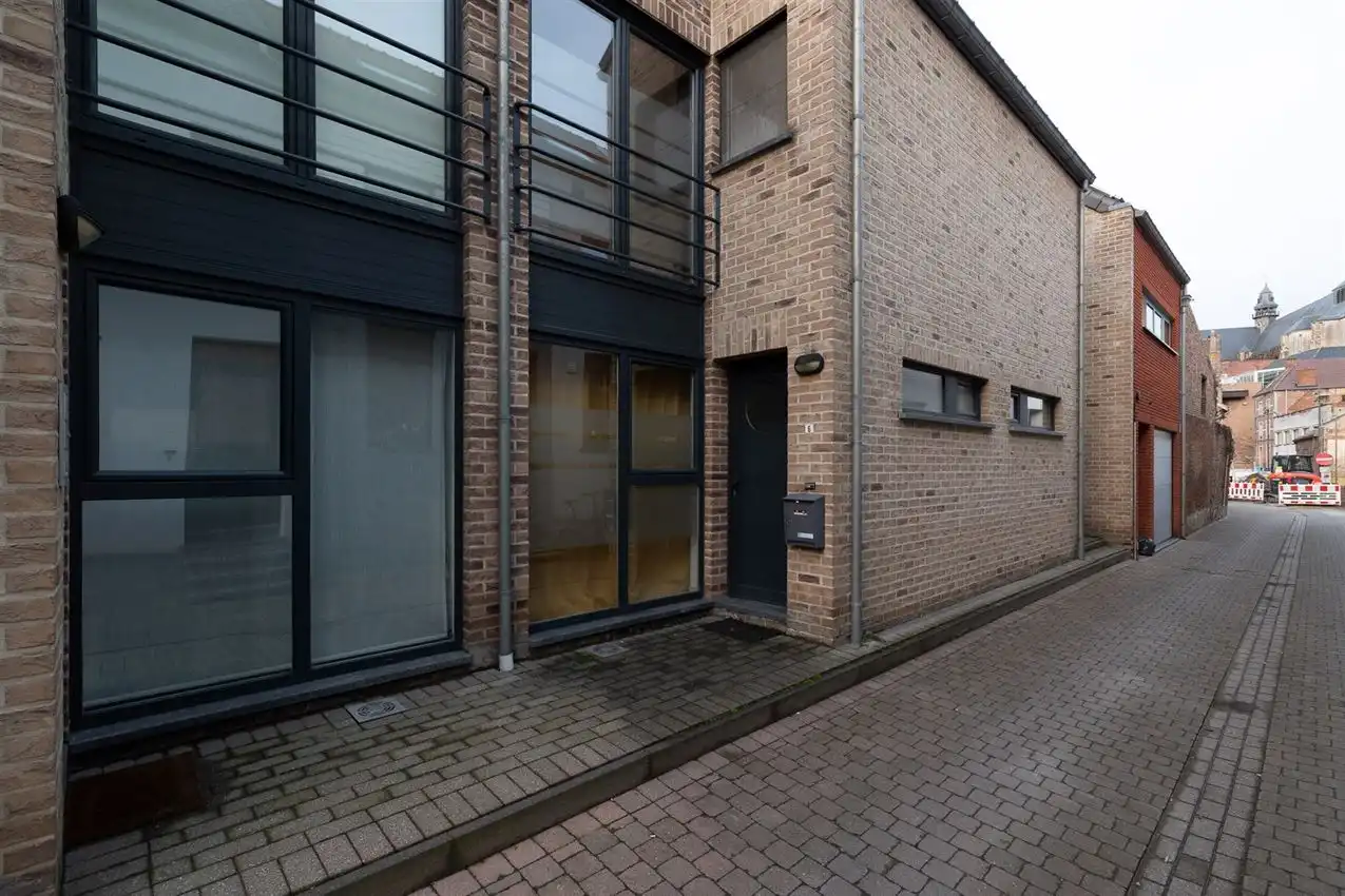 Stadswoning met vier slpk, garage te midden van centrum foto {{pictureIndex}}