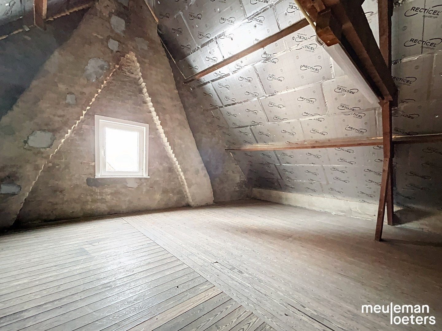 Karaktervolle ruime rijwoning met garage en tuin foto 16