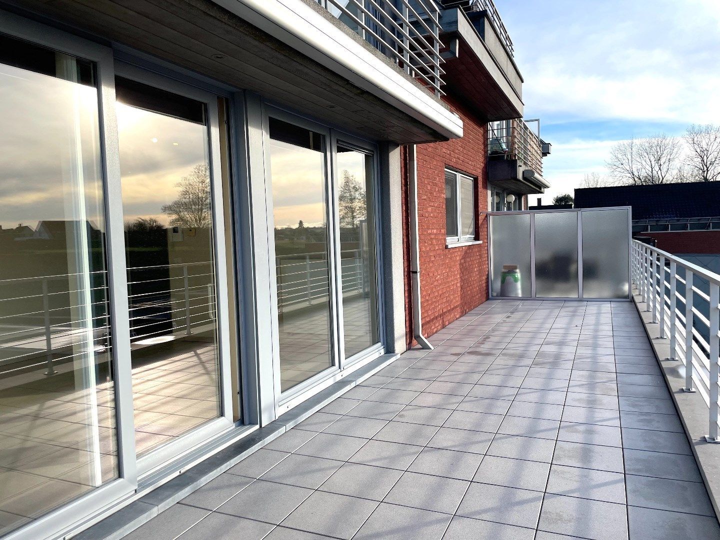 Uiterst lichtrijk appartement met heel groot terras en garage! foto 18