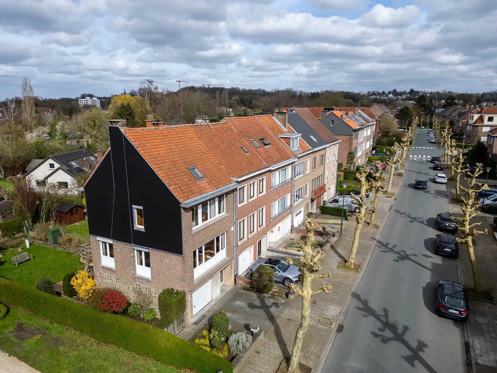 Eengezinswoning met tuin, garage en autostaanplaats foto 2