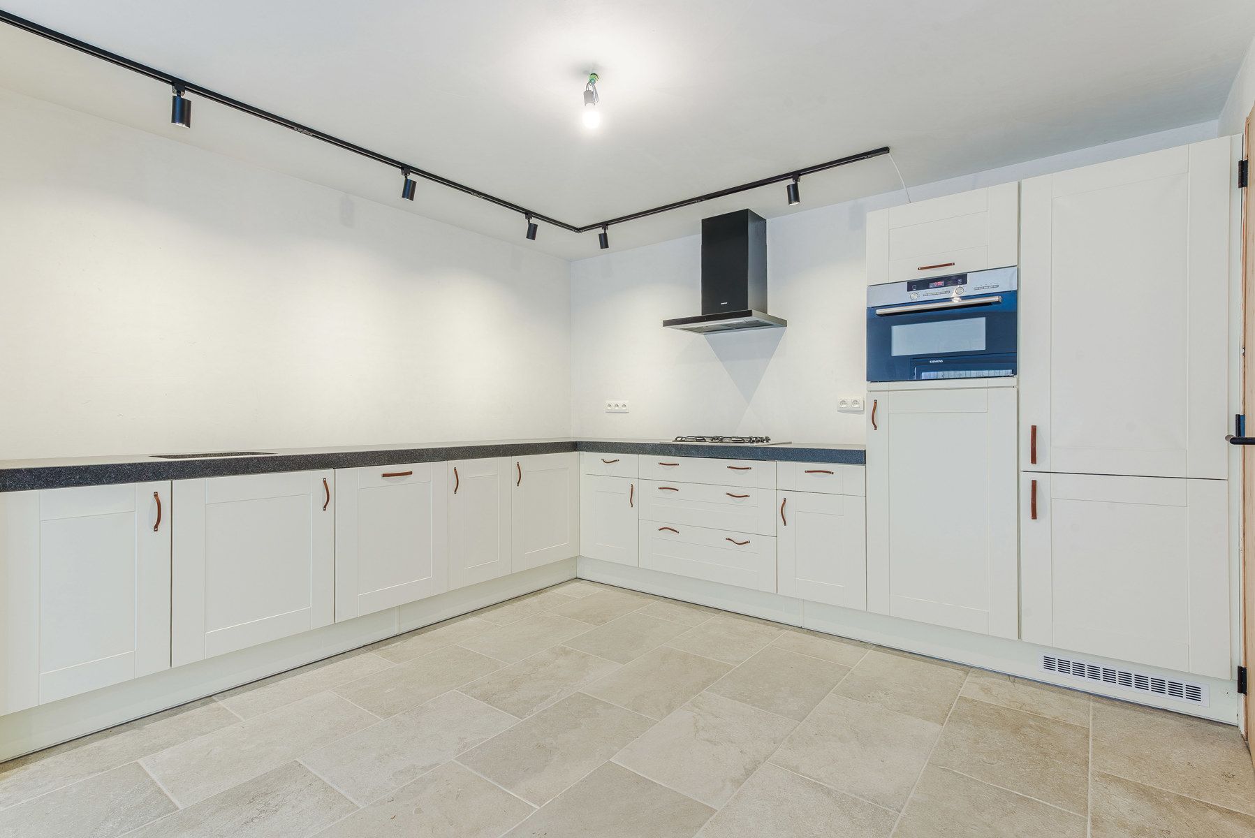 Centraal gelijkvloers 1-slpk app met tuinterras en garage foto 11