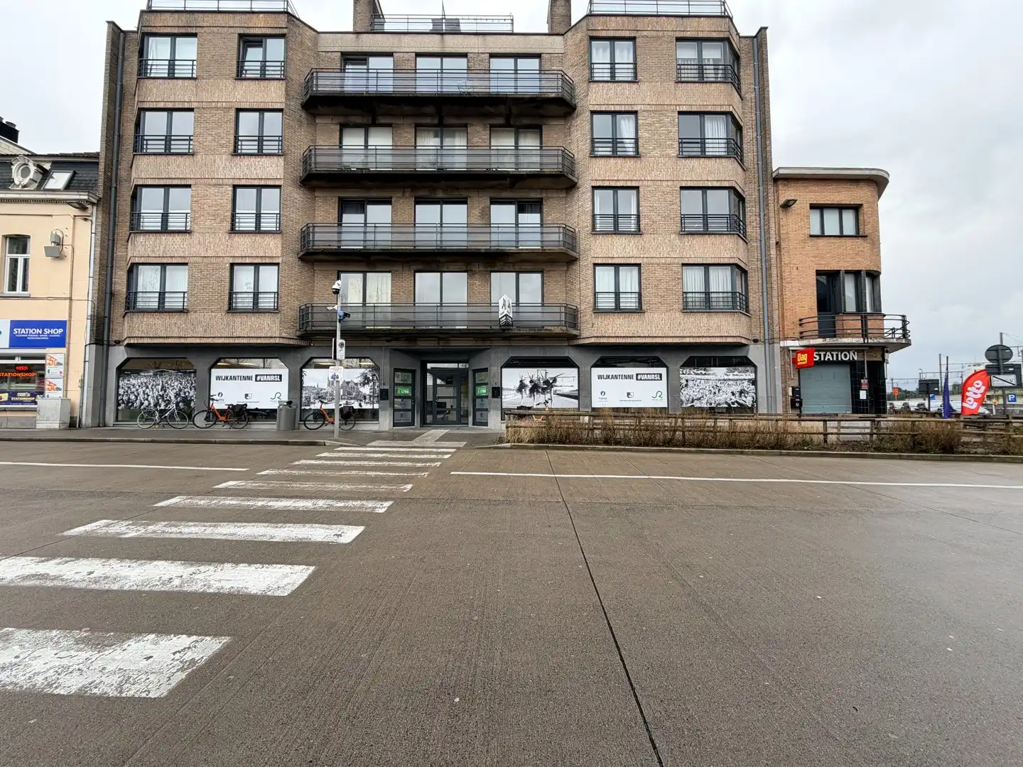 Instapklaar & centraal gelegen appartement met balkon te Roeselare! foto 8