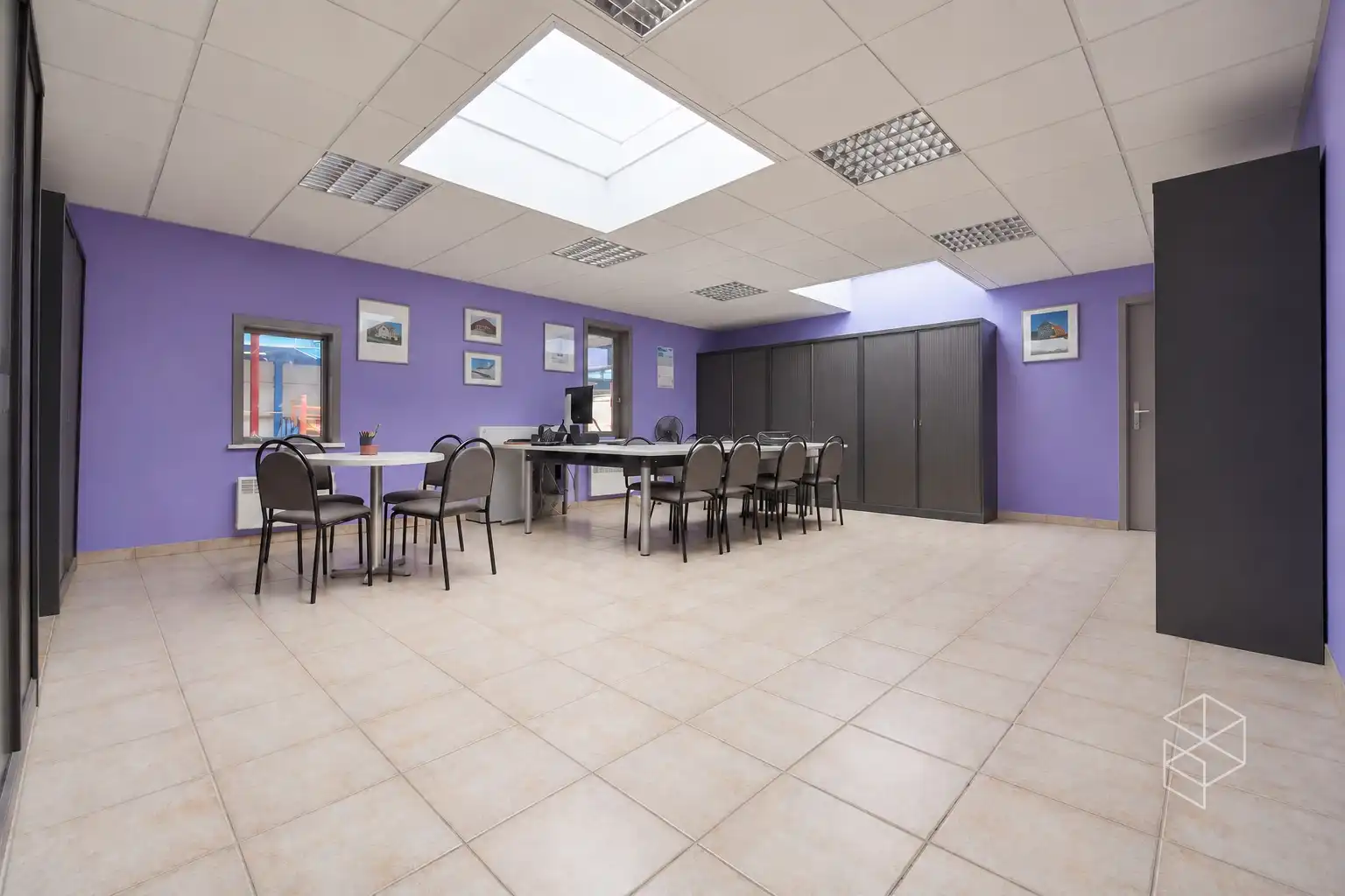 Grote loods met burelen, 3 garages, ruime buitenruimte en woning te koop in Hertsberge foto 11