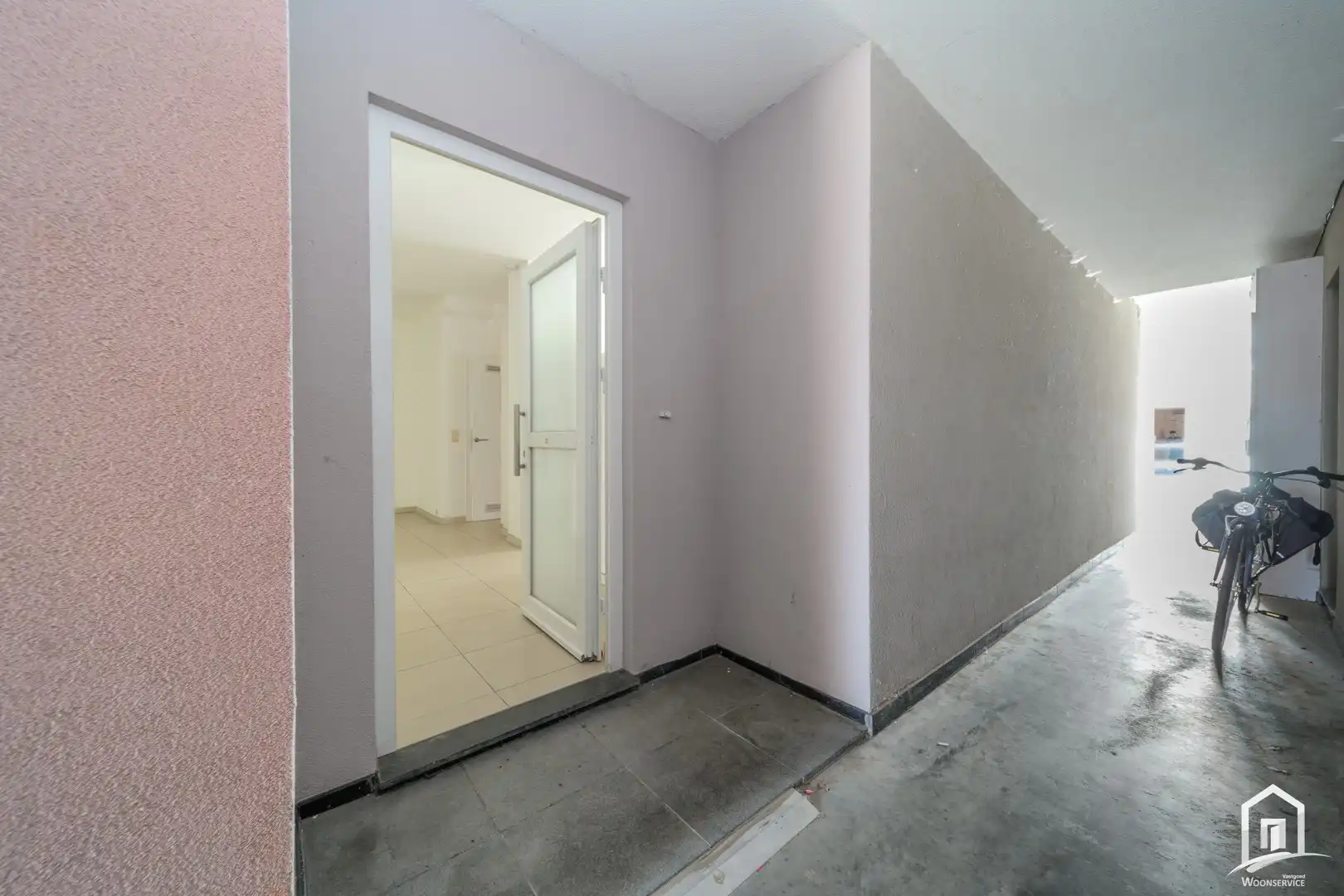 Ruim en energiezuinig gelijkvloersappartement met terras en autostaanplaats foto 3