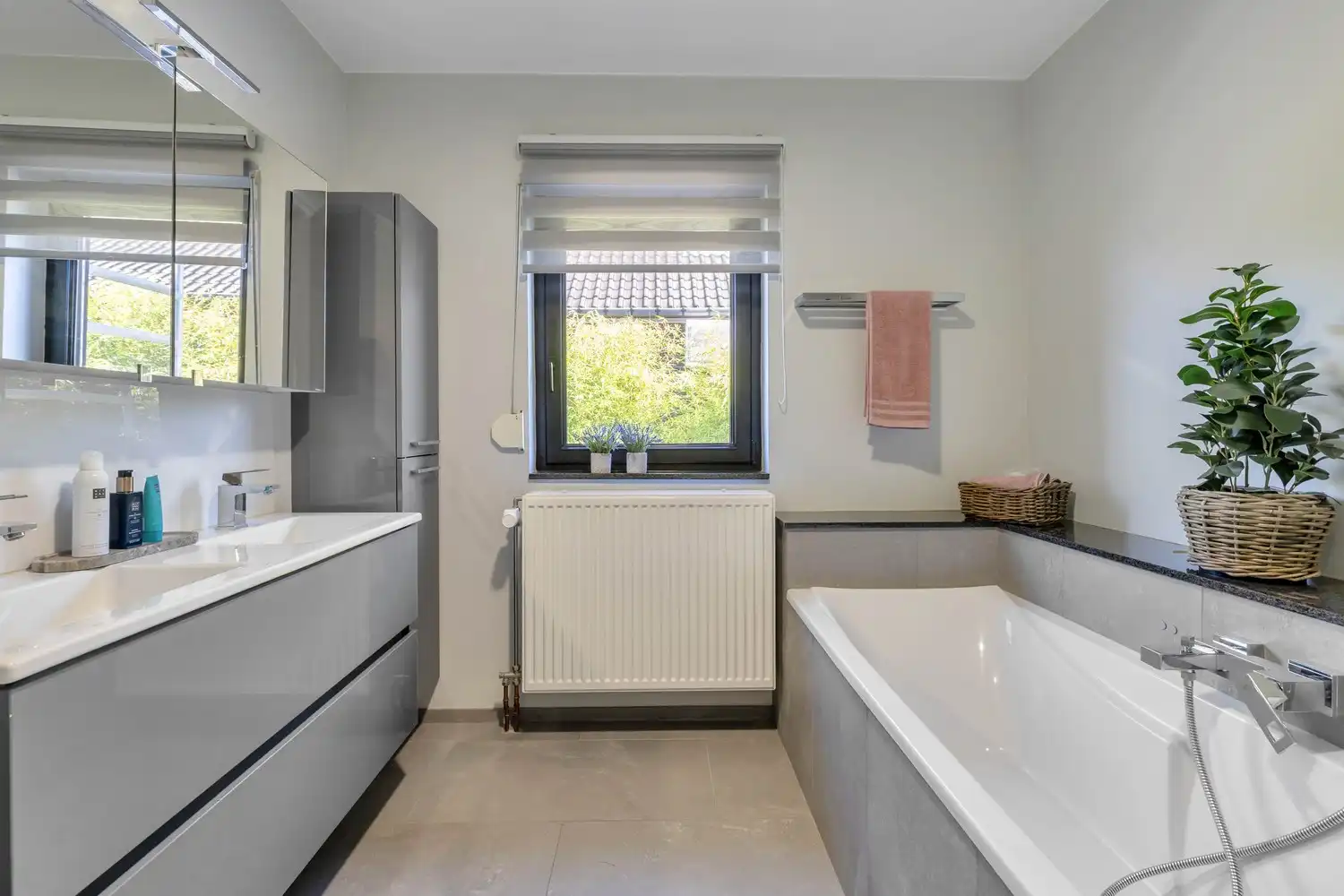 Uitzonderlijke, instapklare woning in Gellik waar stijlvol gelijkvloers wonen en hedendaags comfort samenkomen tot een uniek geheel! foto 13