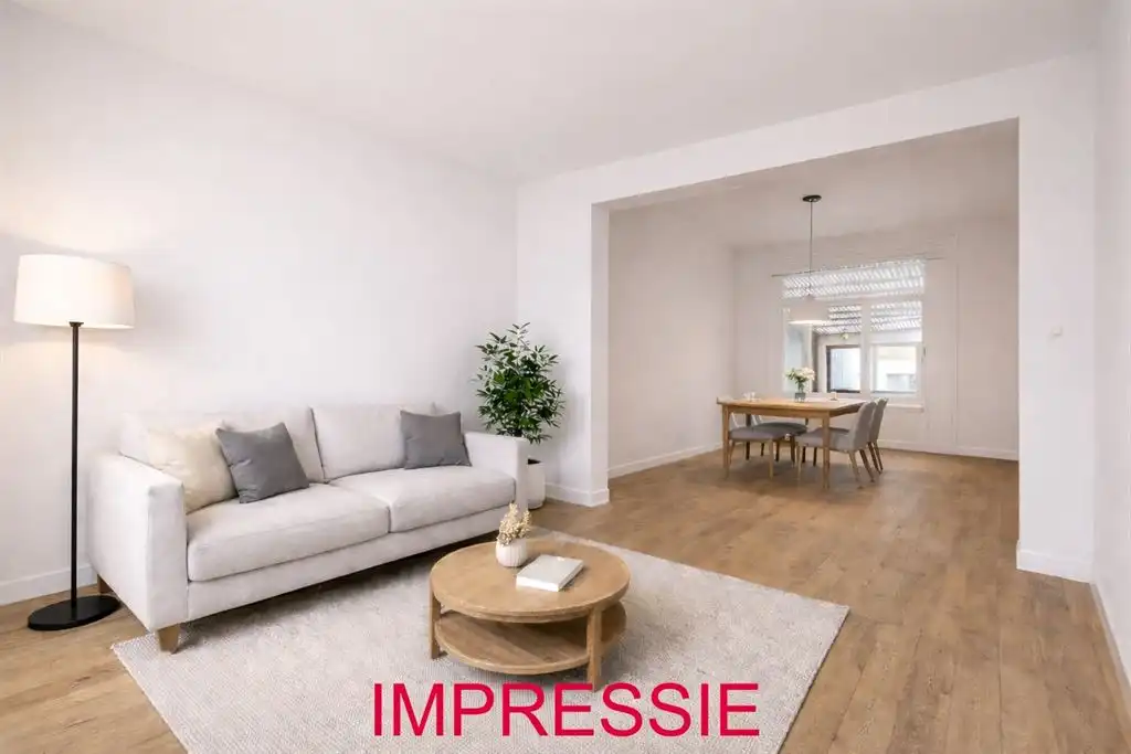 Verrassend ruime te renoveren woning met zonnige tuin foto 2