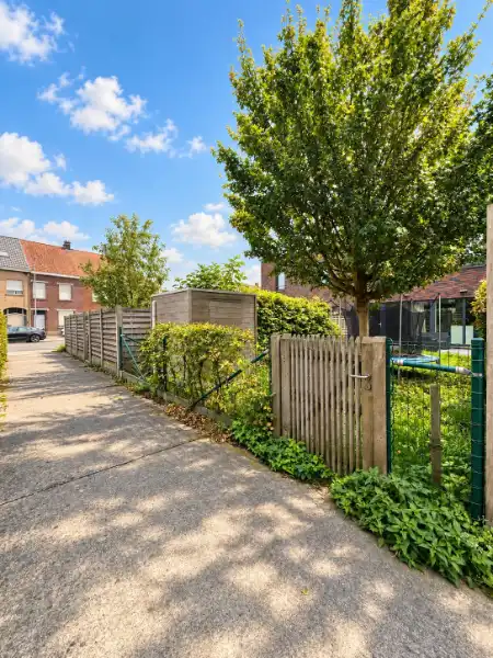 Moderne lage-energiewoning met mooie tuin en garage in een rustige woonwijk foto 19