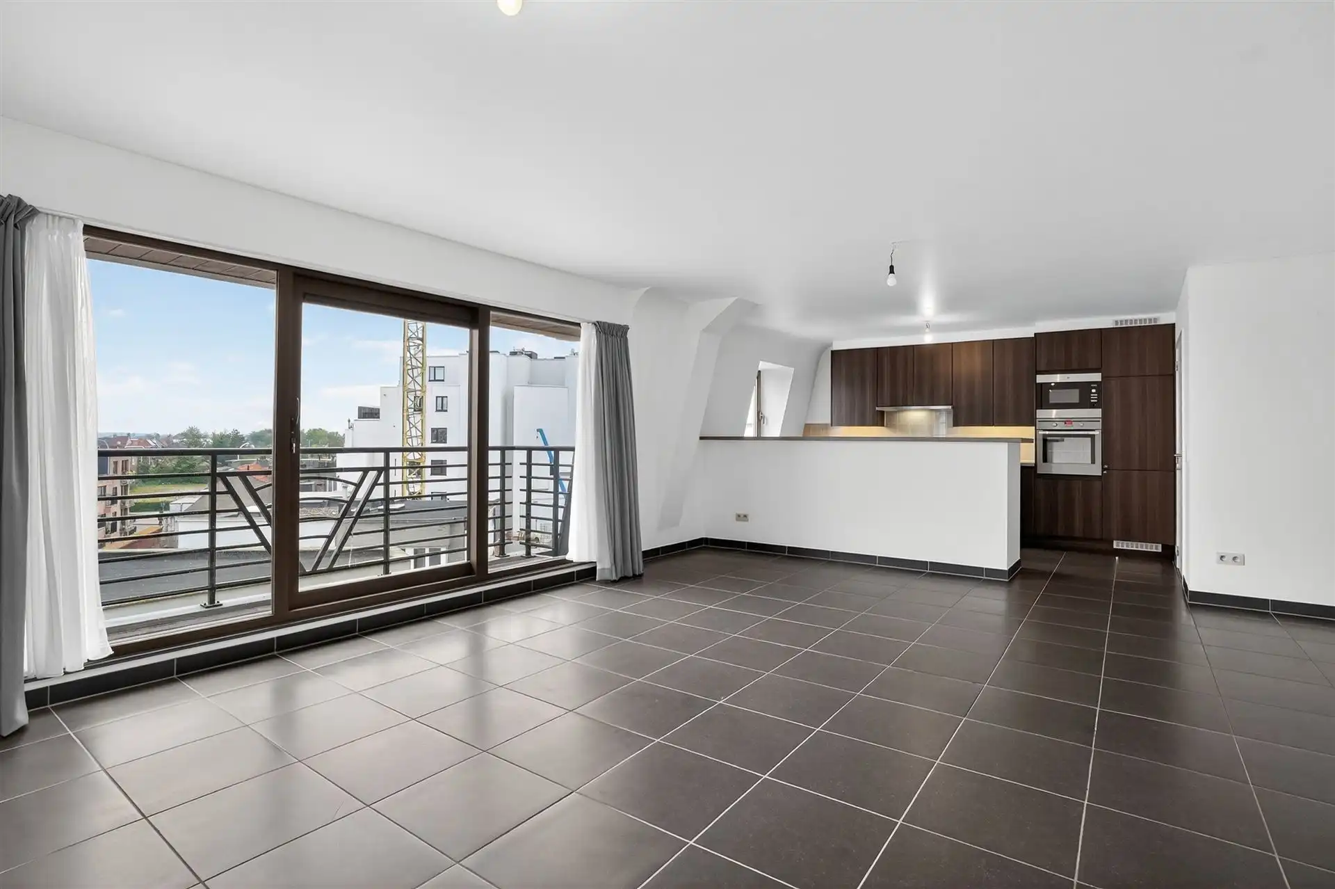 CENTRALE LIGGING / STAANPLAATS foto {{pictureIndex}}