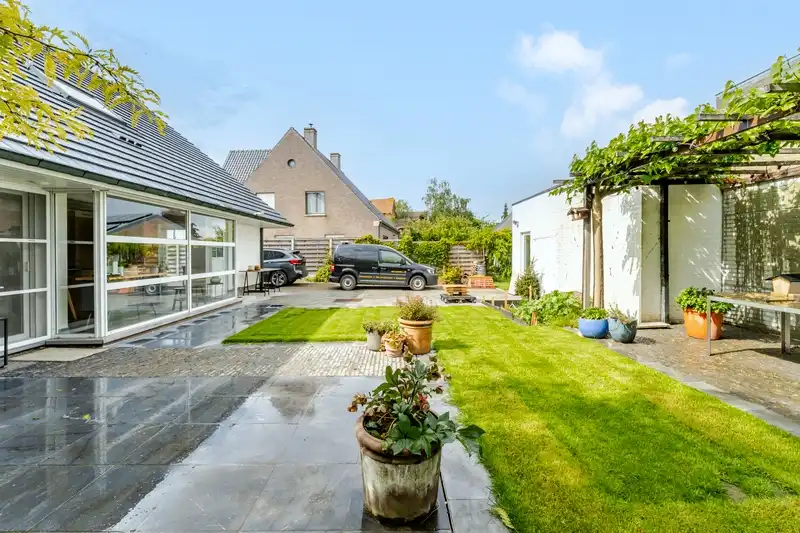 Roeselare-Gits. Opportuniteit aan de Bruggesteenweg gelegen. RUIME LUXE VILLA MET MAGAZIJN & KANTOOR, 4 slaapkamers, uiterst commercieel en zichtbaar. Recent vernieuwd ! foto 12