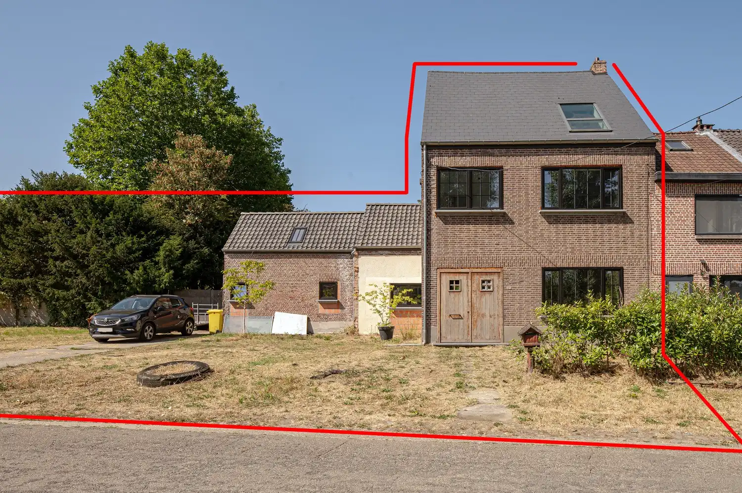 Grotendeels gerenoveerde gezinswoning op een ruim perceel van 1.084 m². foto 2