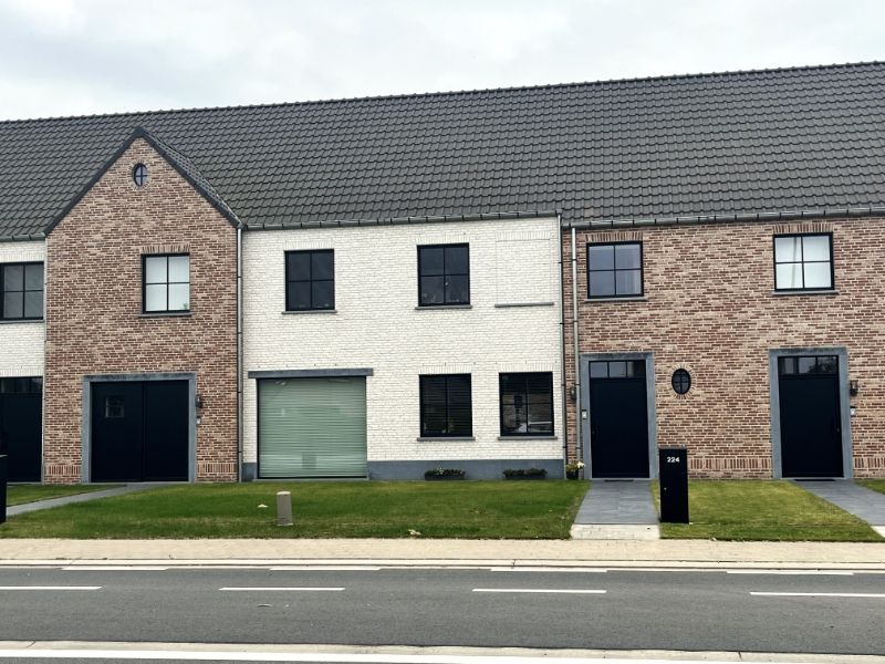 Nieuwbouwwoning met 3 slaapkamers en zonnepanelen foto {{pictureIndex}}