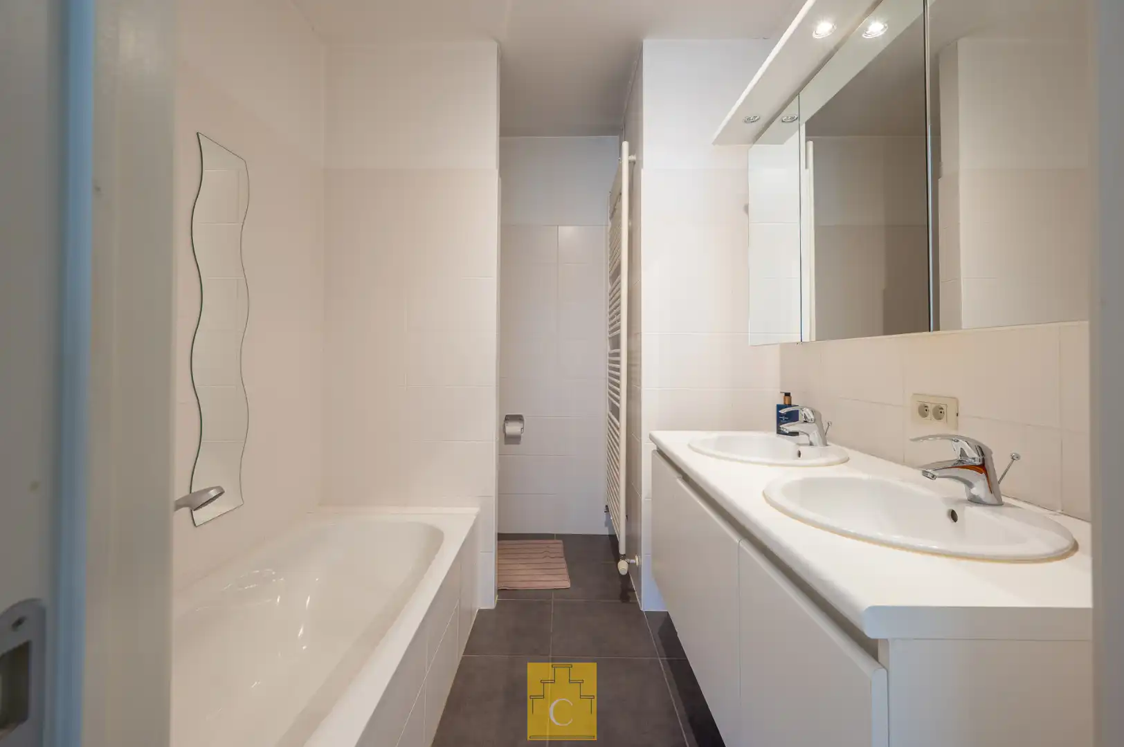 Appartement met subliem zicht, autostandplaats, 2  zonneterrassen, ruime privé-kelder, vooraan St Kruis foto 10