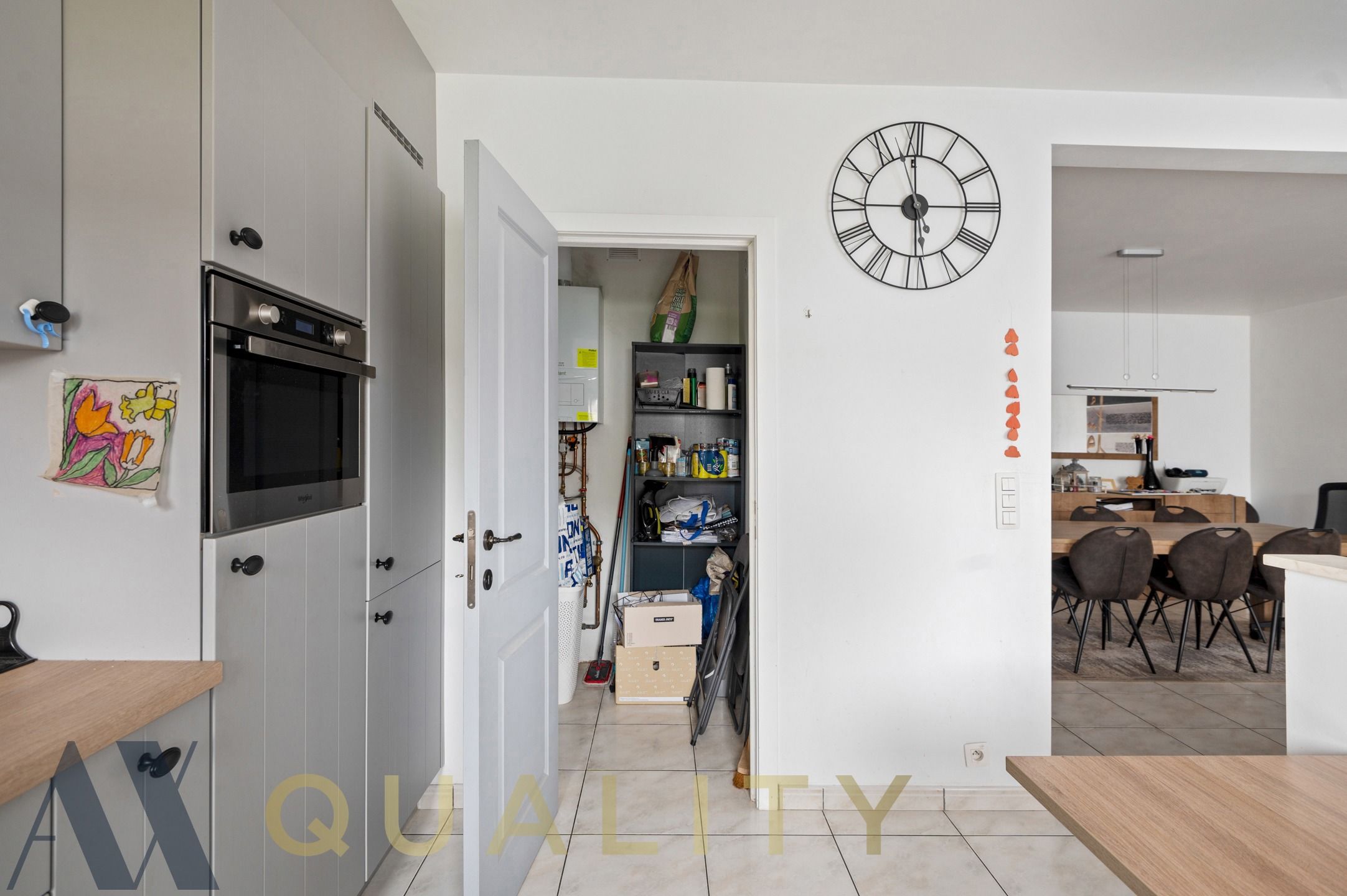 Gelijkvloers, gerenoveerd 2-slpk.-appt. met terras, tuin en gemetste garage op wandelafstand van het station foto 6