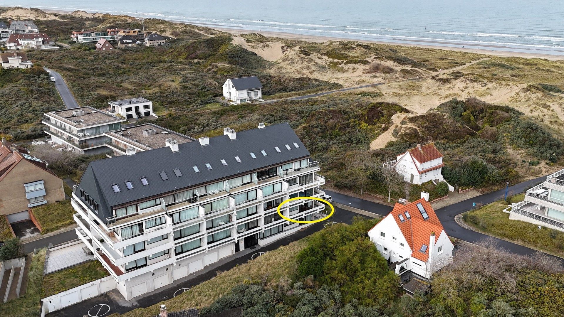 Instapklaar hoekappartement met loftgevoel en duinenzicht vlak aan zee Sint-André. foto {{pictureIndex}}
