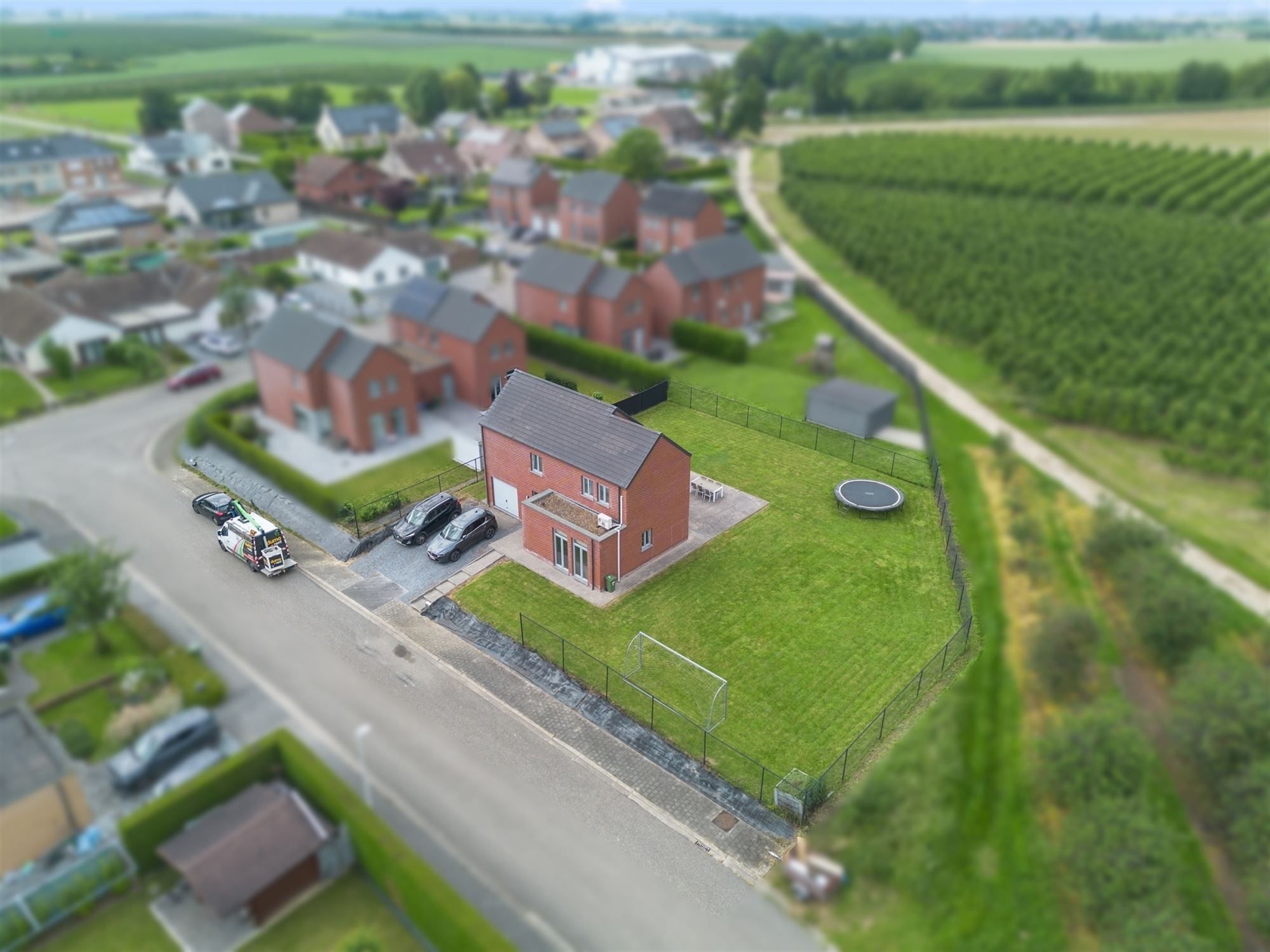 GEZELLIGE INSTAPKLARE GEZINSWONING MET 3 SLKS EN GARAGE IN HET LANDELIJKE JEUK foto 4