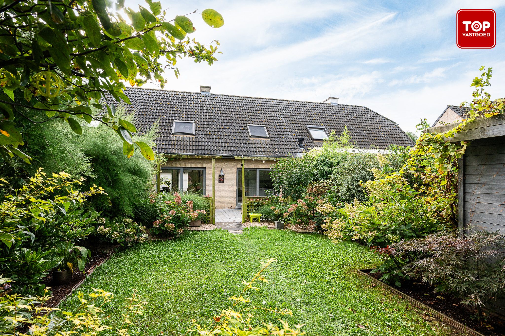 Instapklare gezinswoning met een garage en een prachtige groene Tuin foto 25