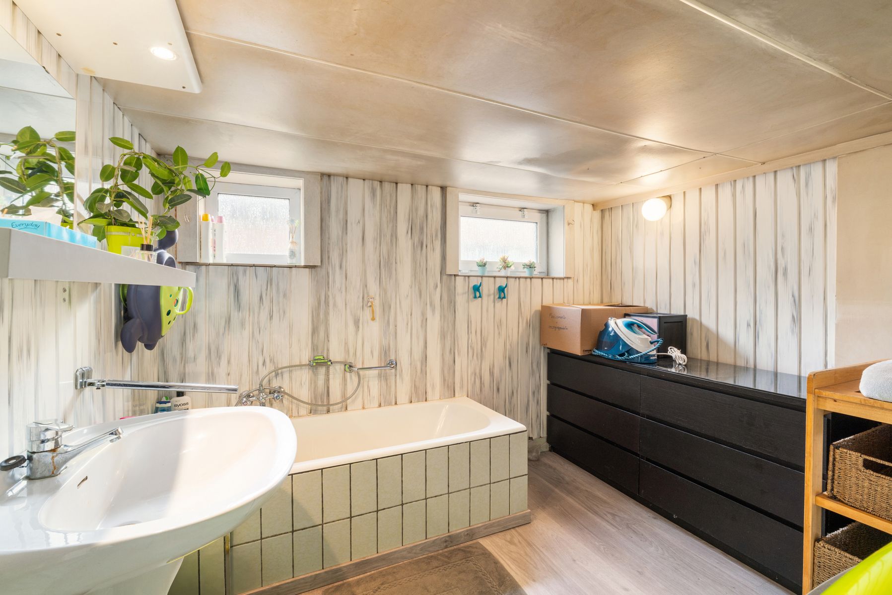 TE KOOP - deels gerenoveerde woning met 4 slaapkamers foto 7