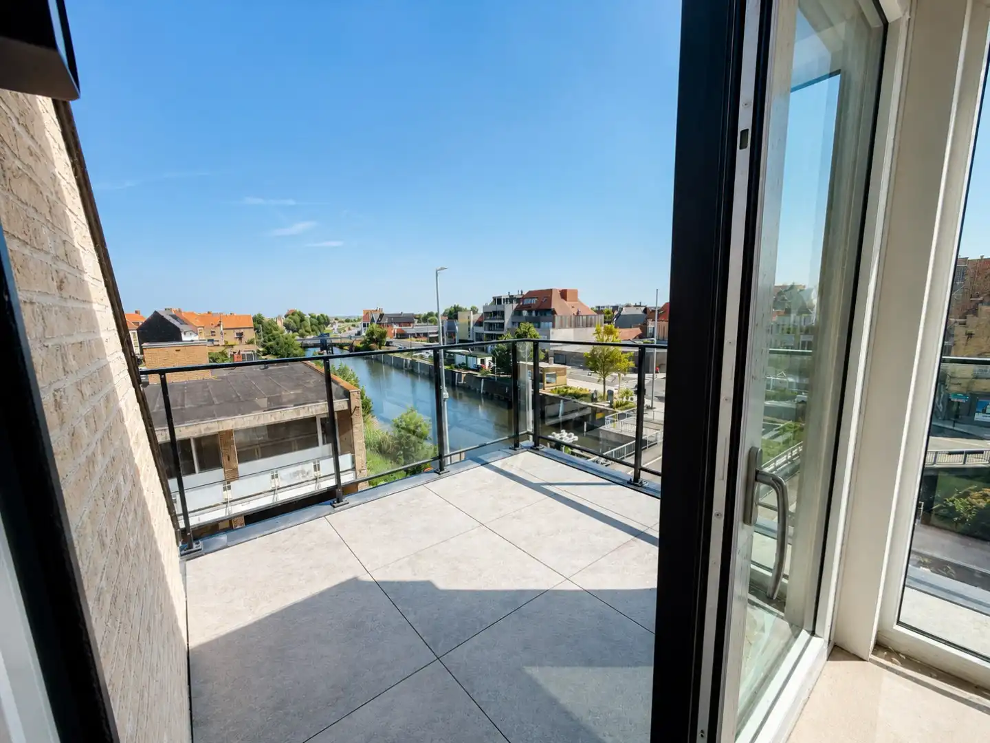 Ruim nieuwbouwappartement met 2 slaapkamers en uniek zicht op de Vaart foto {{pictureIndex}}