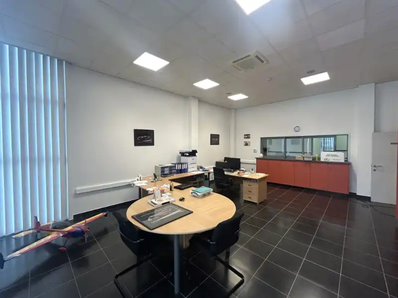 Instapklare KMO-unit met magazijn, kantoor & parking foto 9