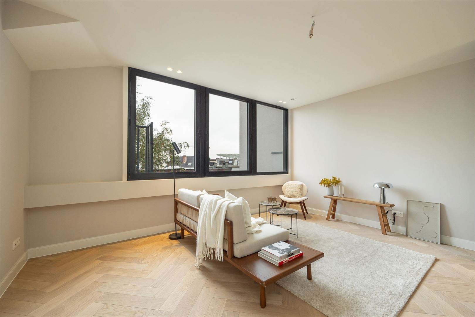 Totaalrenovatie met leuk terras foto 2