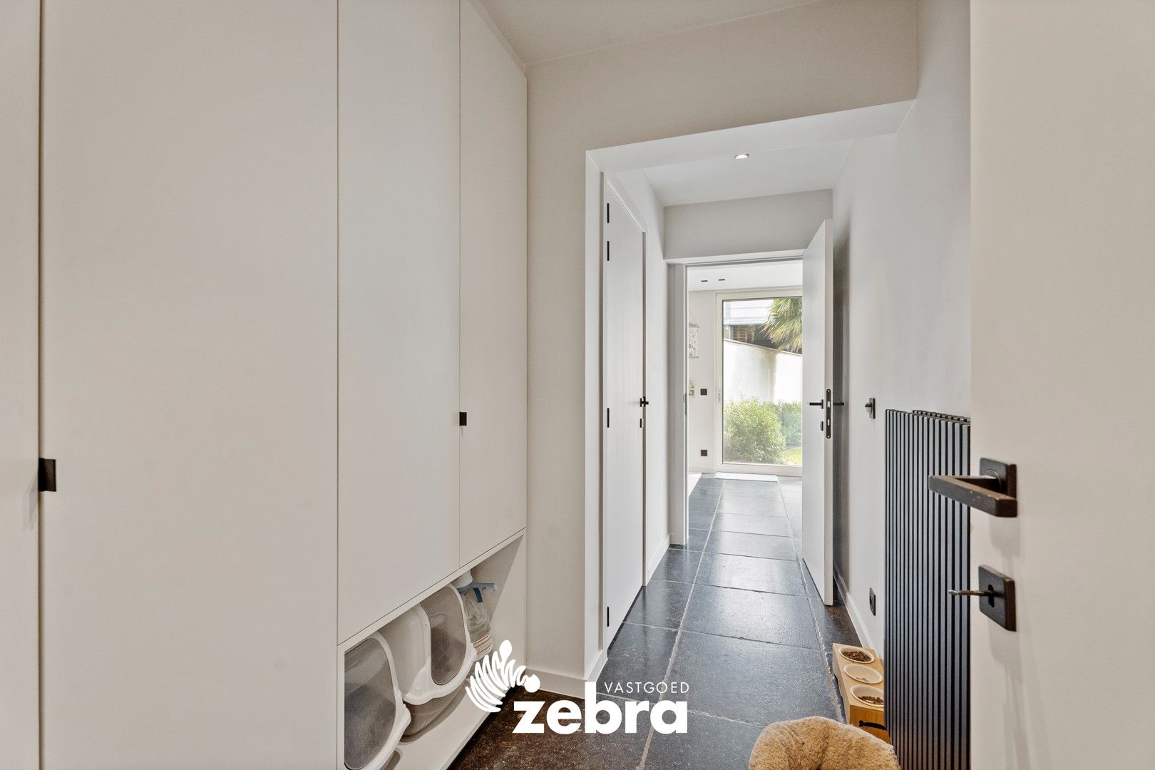 Ruime loods van ± 600 m² met instapklare woning te Oostrozebeke! foto 23