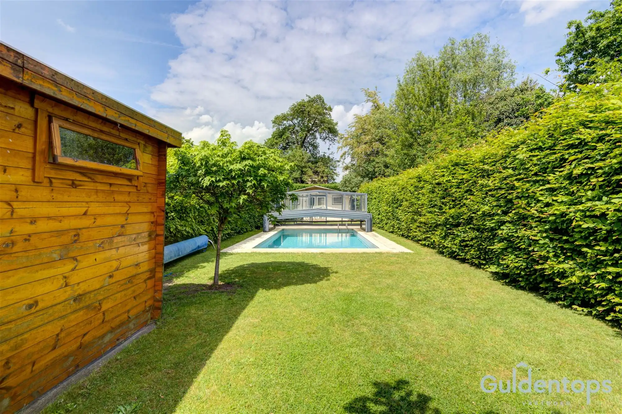 Zeer ruime instapklare half open woning met zwembad foto 4