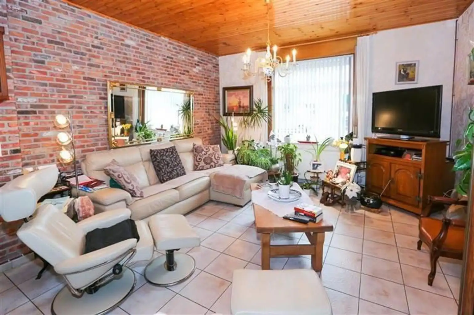 Te koop: te renoveren rijwoning op toplocatie foto 2