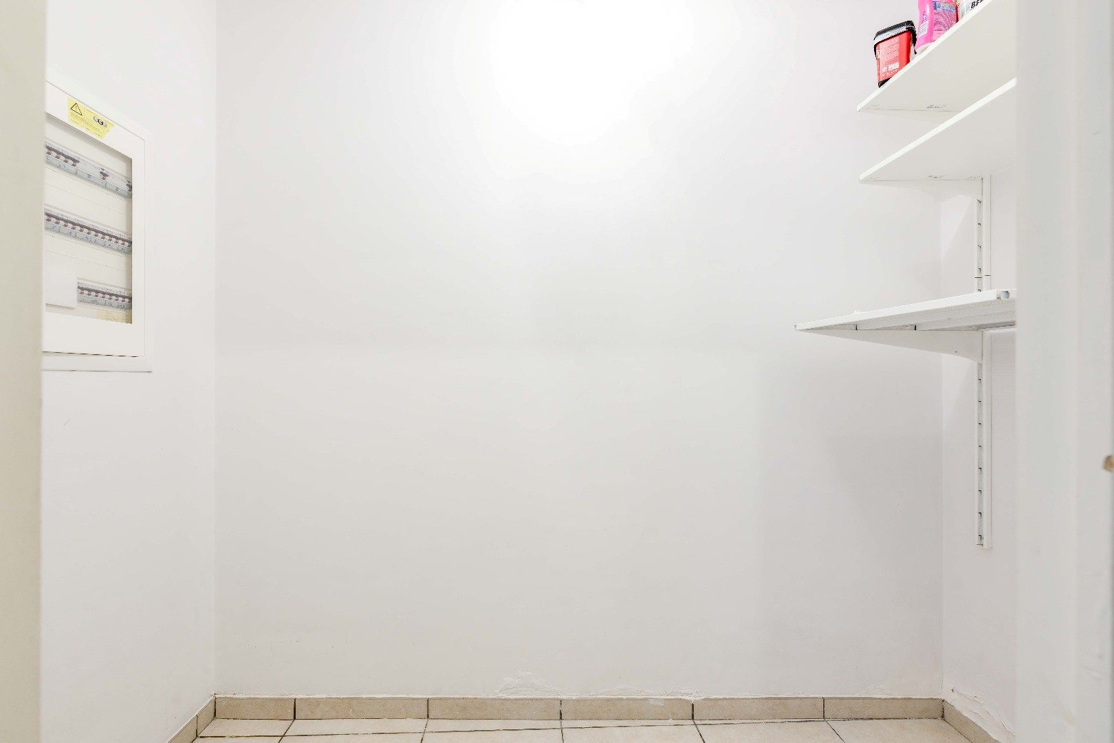 INSTAPKLAAR GELIJKVLOERS APPARTEMENT MET 2 SLPKS EN TERRAS foto 12
