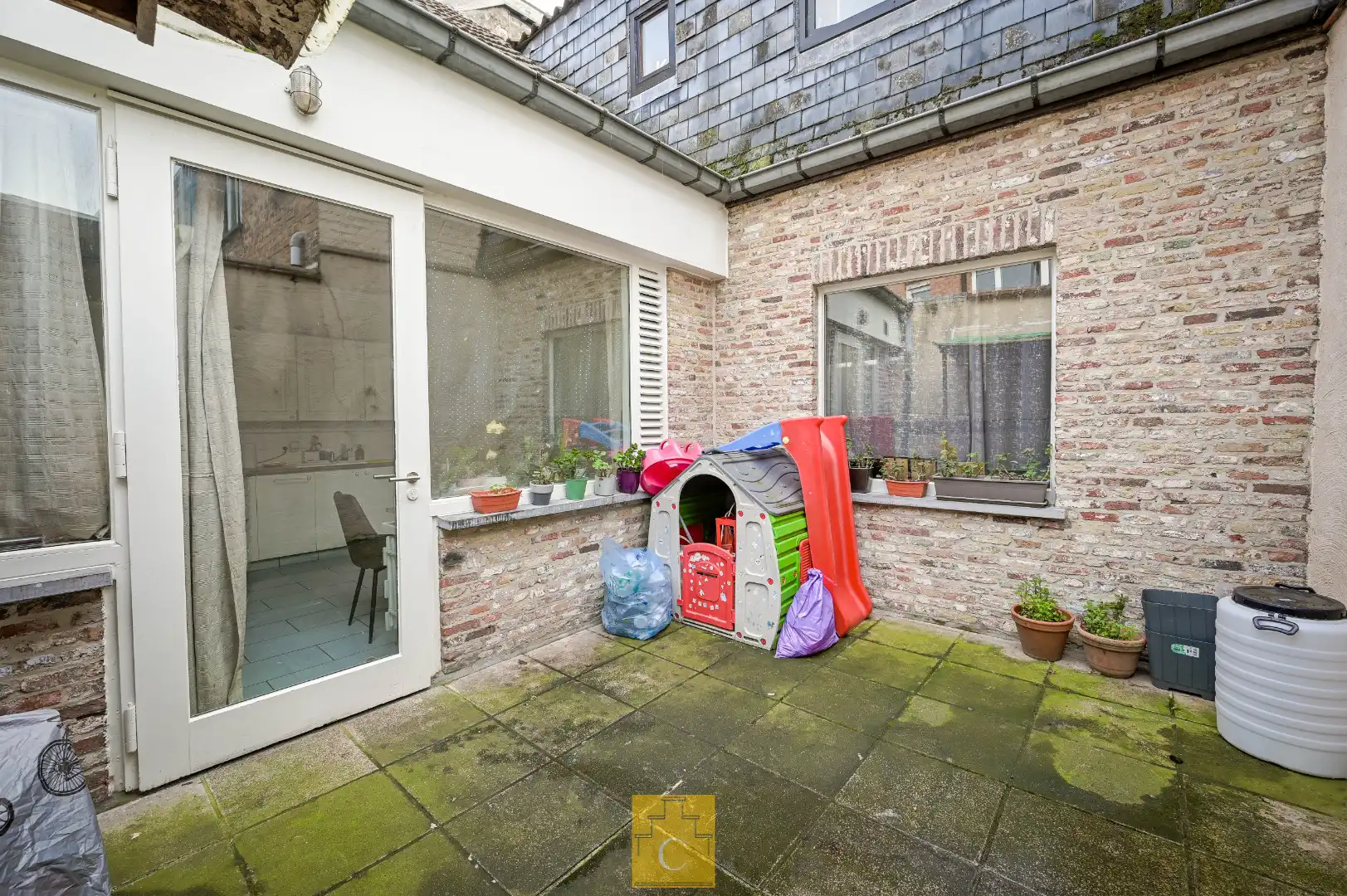 Brugs huis in de schaduw van Jeruzalemkerk, authentieke 16e-17e eeuwse gevel foto 10