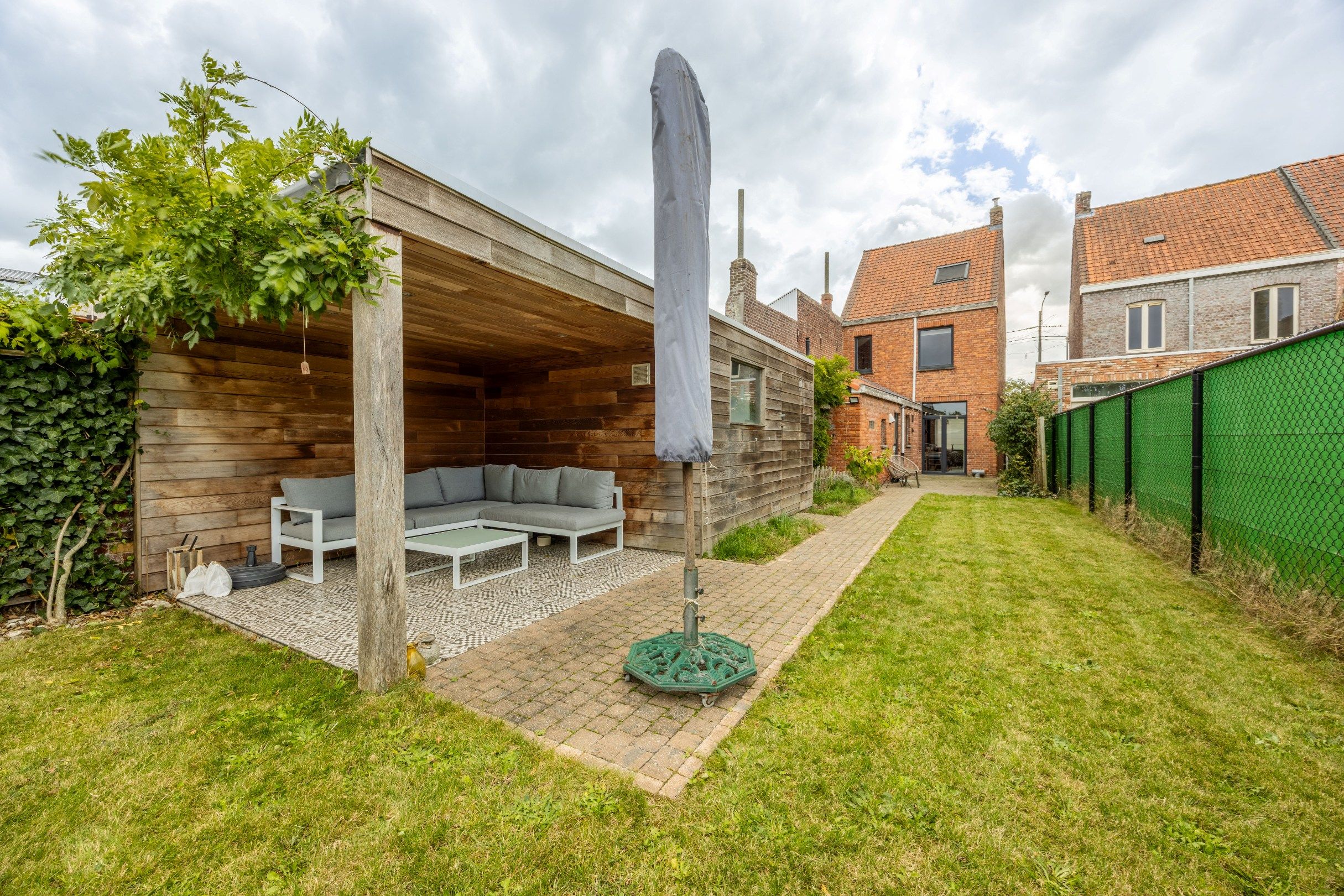 Gerenoveerde rijwoning met tuin foto 4