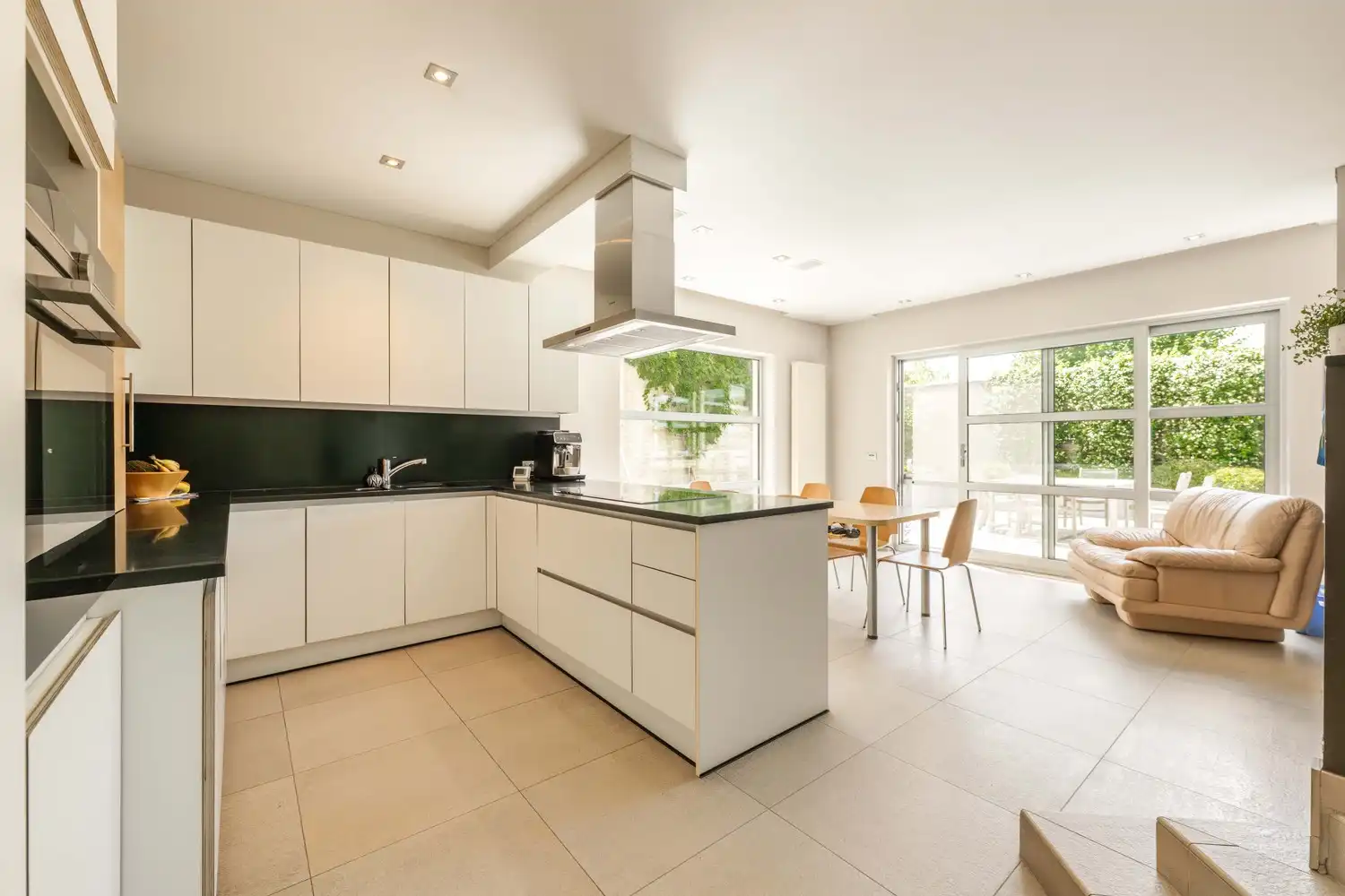Ruime woning met praktijkruimte te Ruiselede. foto 6