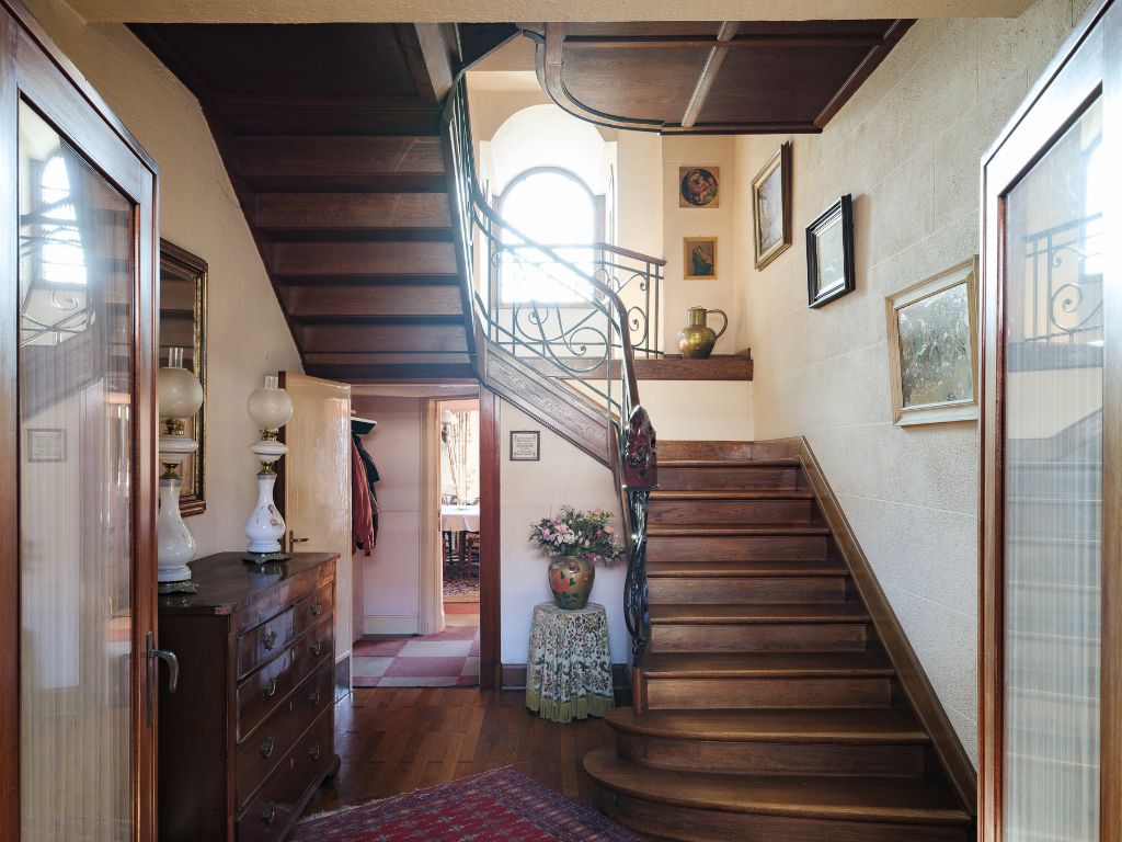 Hoofdfoto van de publicatie: Op te frissen, karaktervolle art déco herenwoning naar de hand van architect J. Hebbelynck met aangename stadstuin met bijzonder veel potentieel.